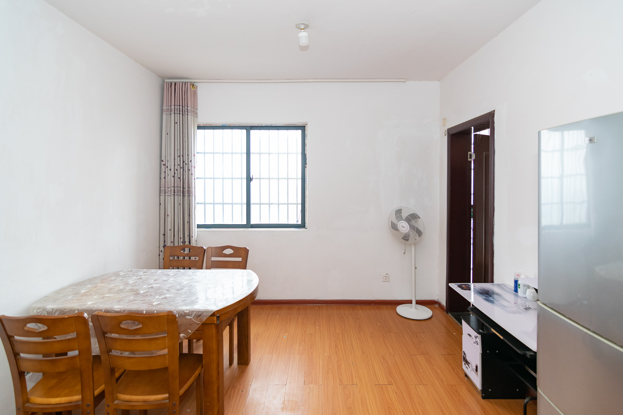 新雅黄金苑 2室2厅1卫 32.8万 新雅黄金苑 2室2厅1卫 32.8万客厅