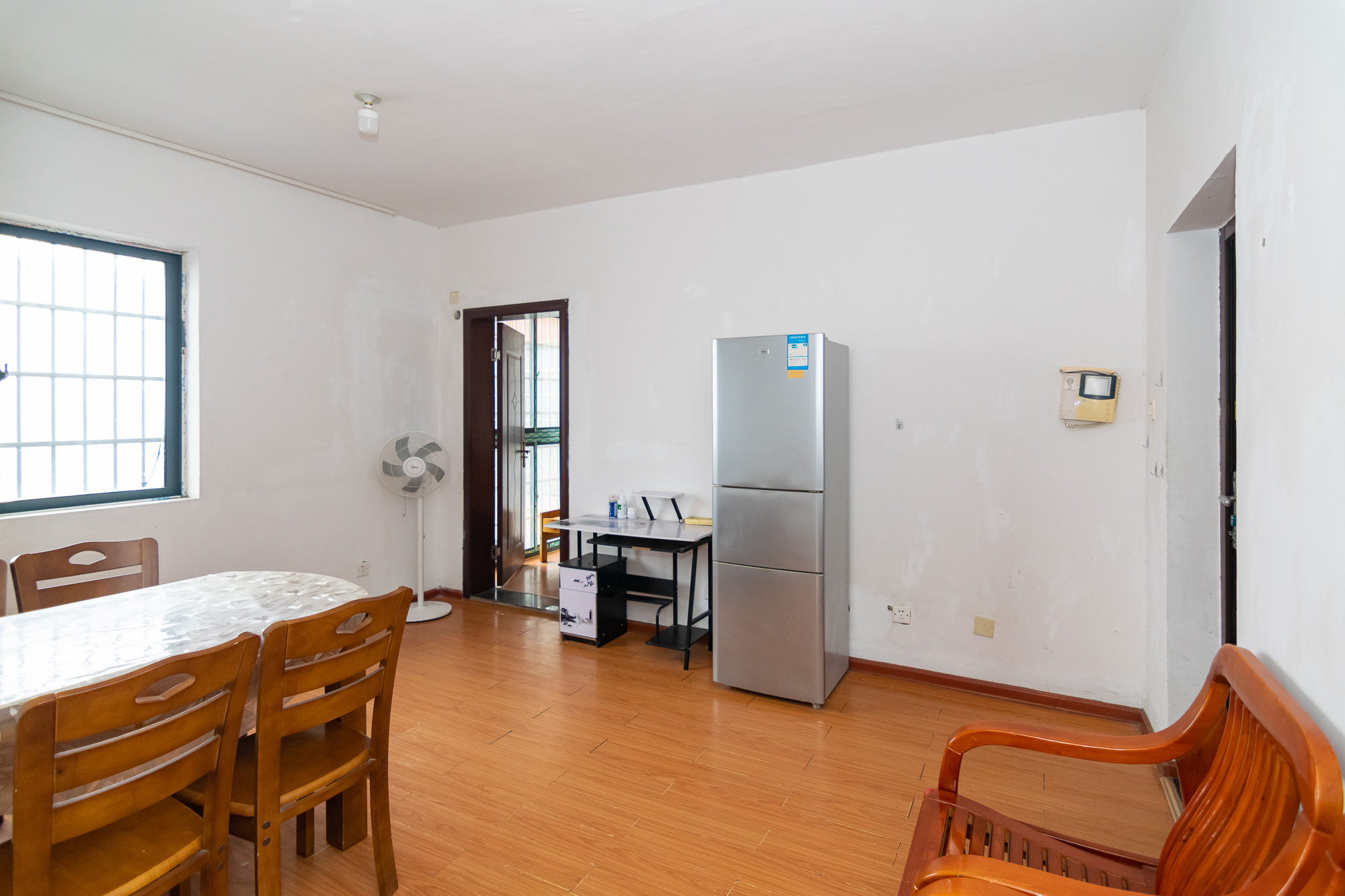 新雅黄金苑 2室2厅1卫 32.8万 新雅黄金苑 2室2厅1卫 32.8万客厅