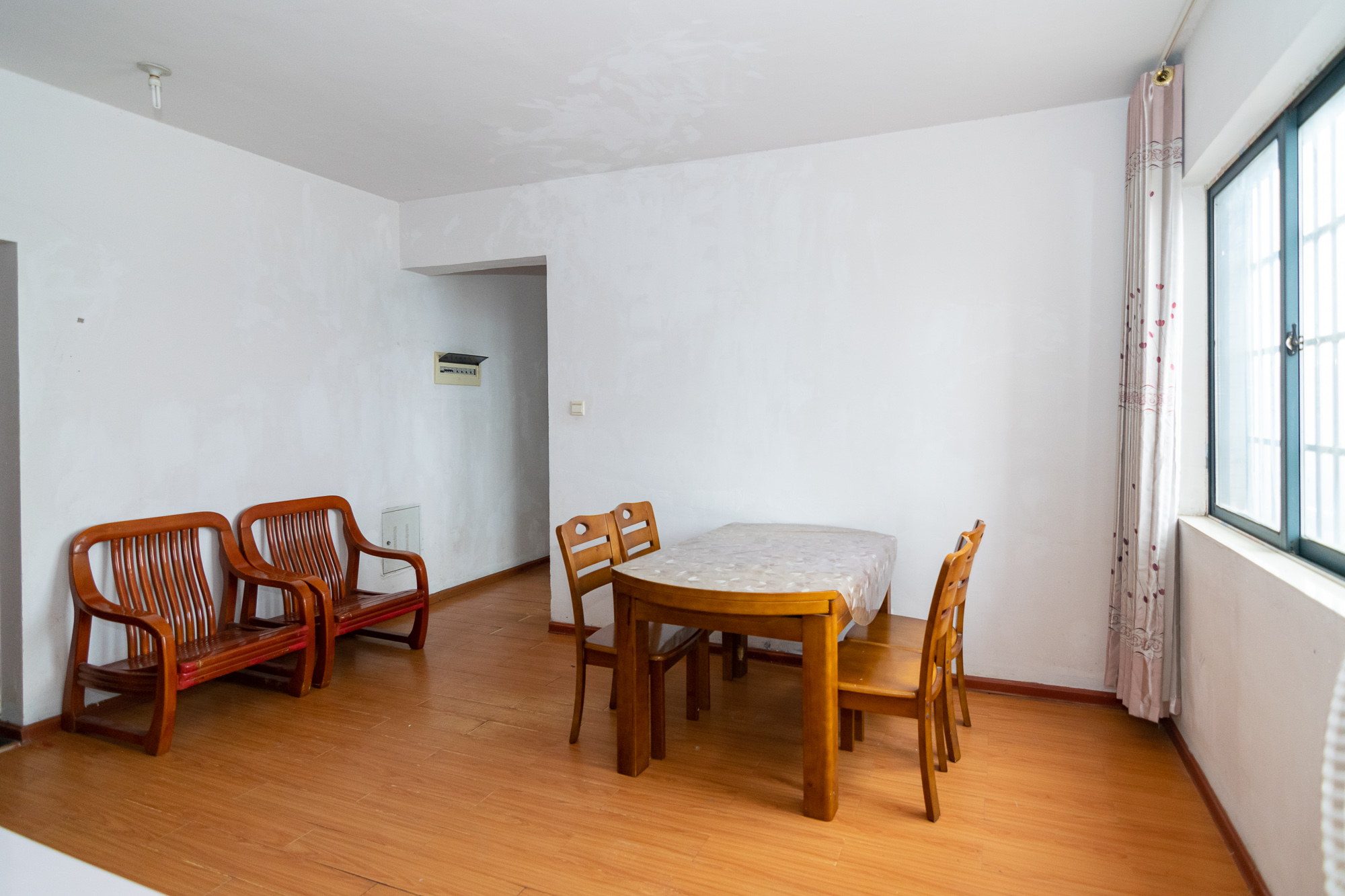 新雅黄金苑 2室2厅1卫 32.8万 新雅黄金苑 2室2厅1卫 32.8万客厅