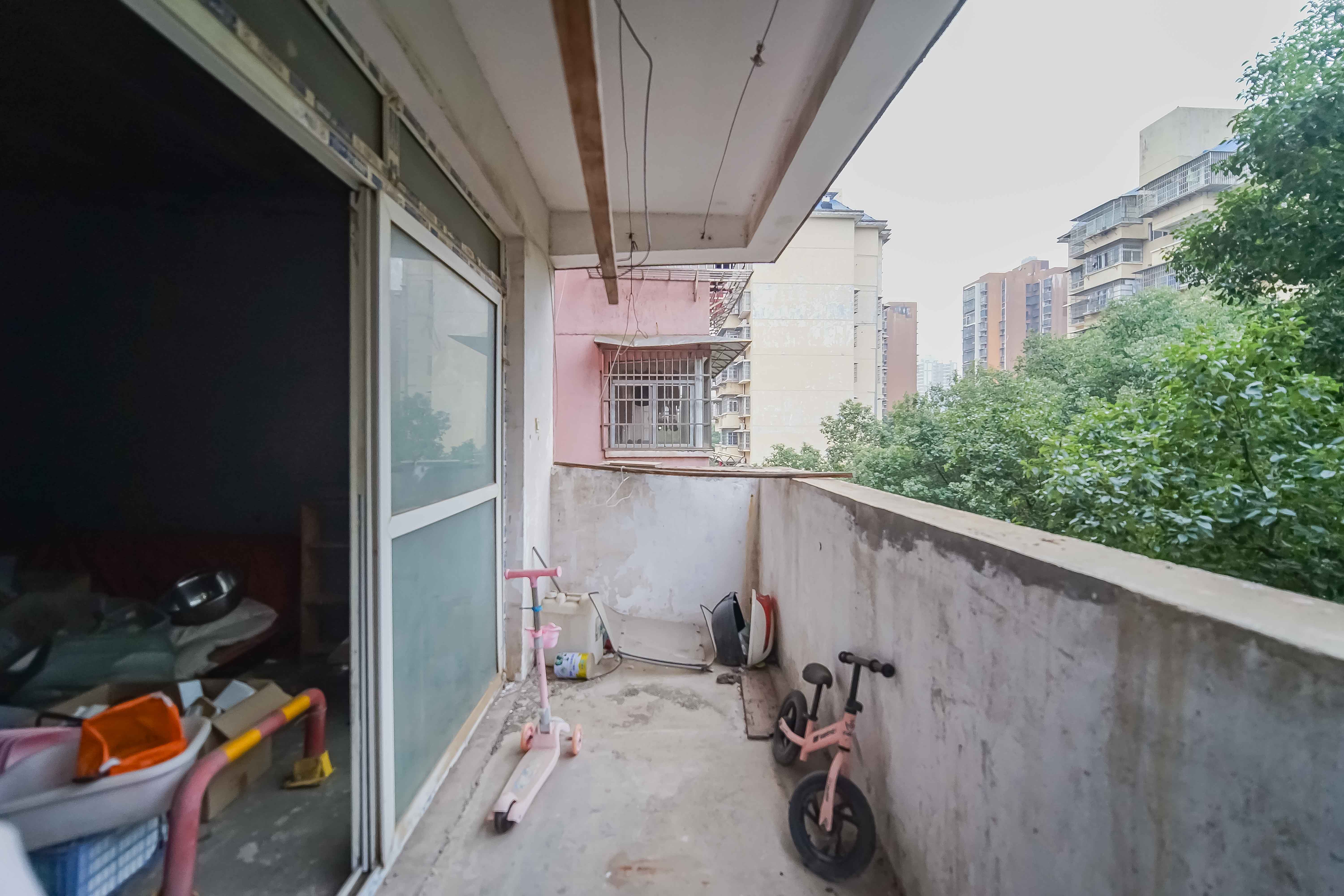 龙吉湾小区（龙瑞尚苑）  3室2厅1卫   58.80万阳台
