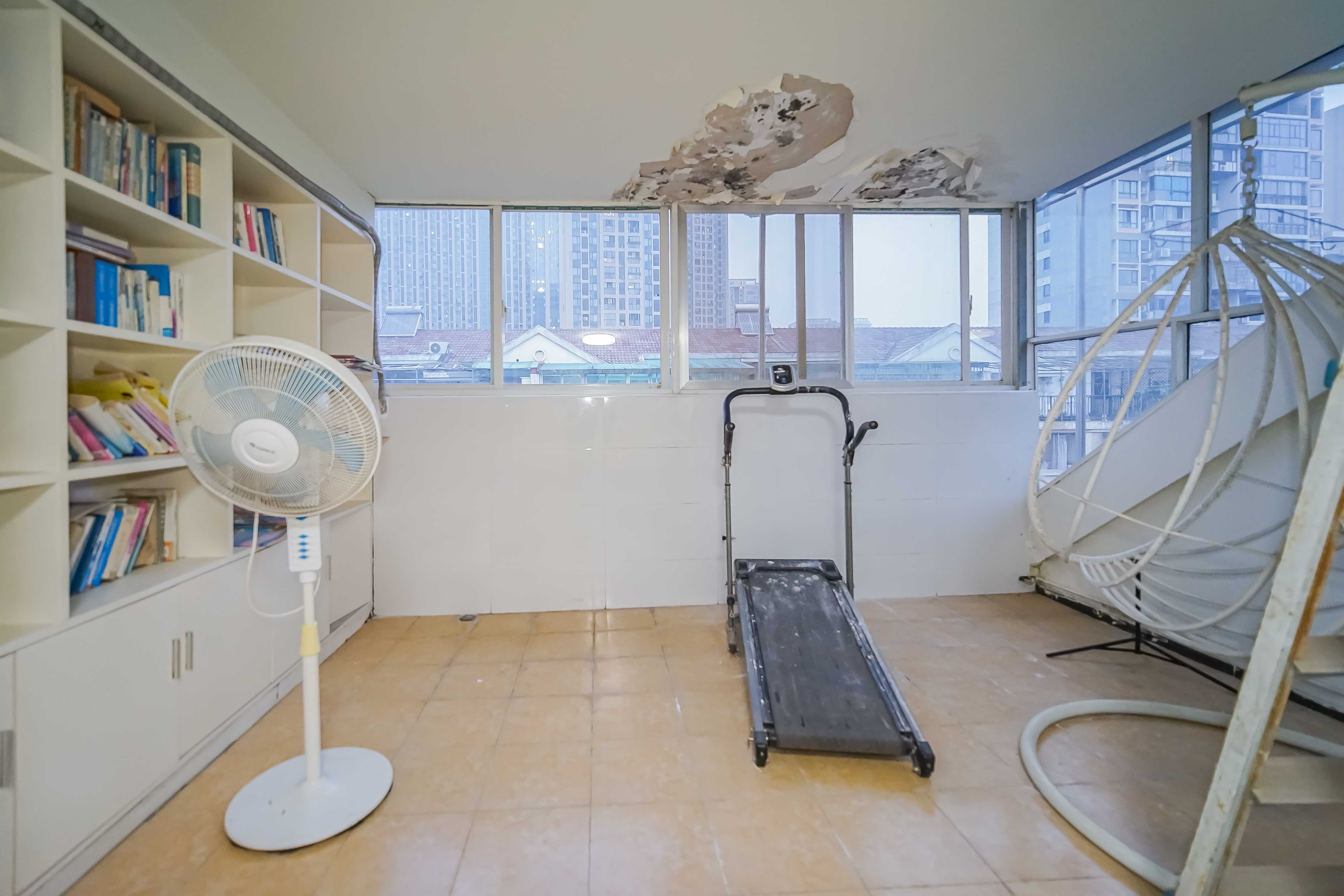 新星小区  5室2厅2卫   115.00万阳台