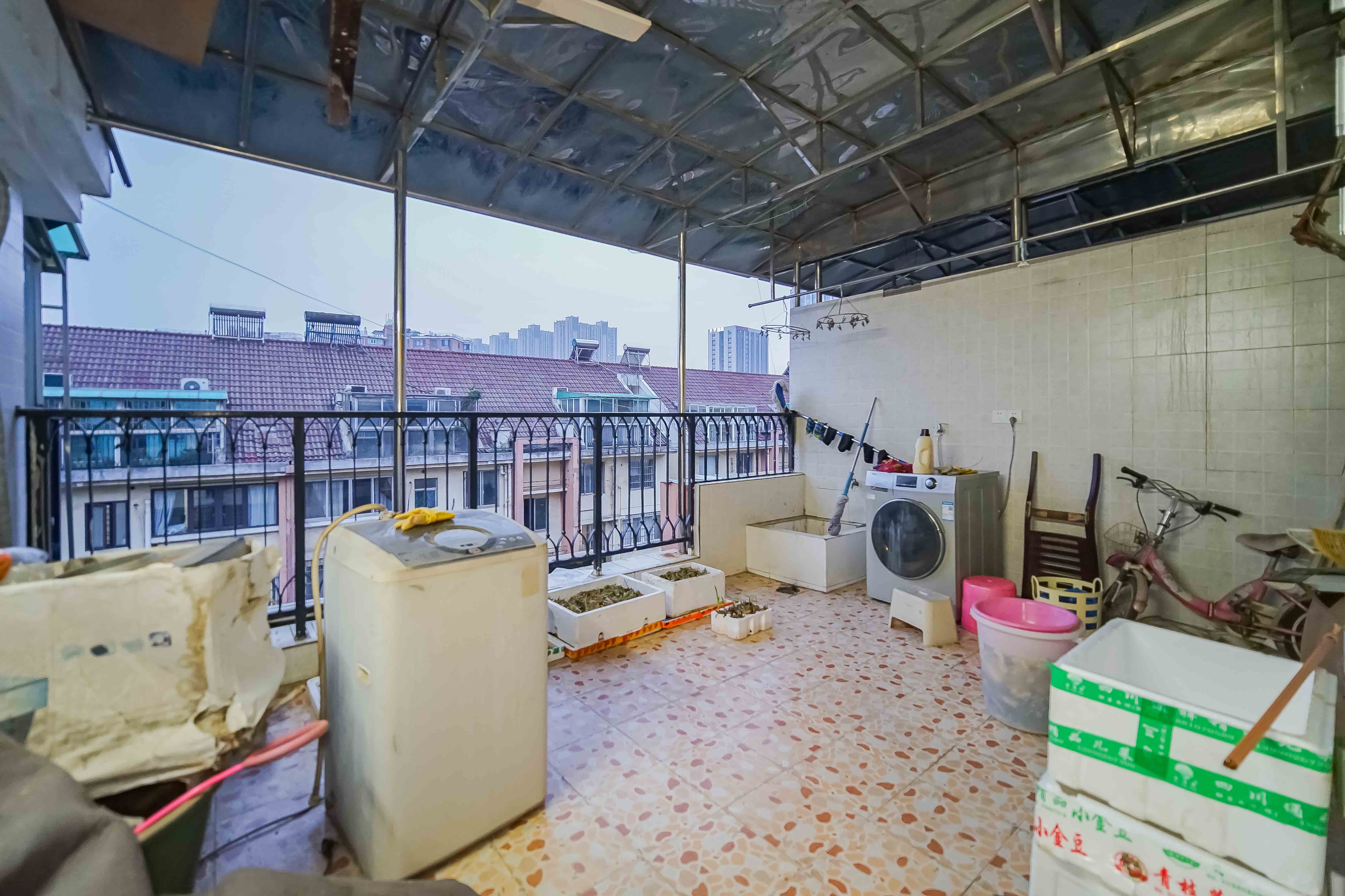 新星小区  5室2厅2卫   115.00万阳台