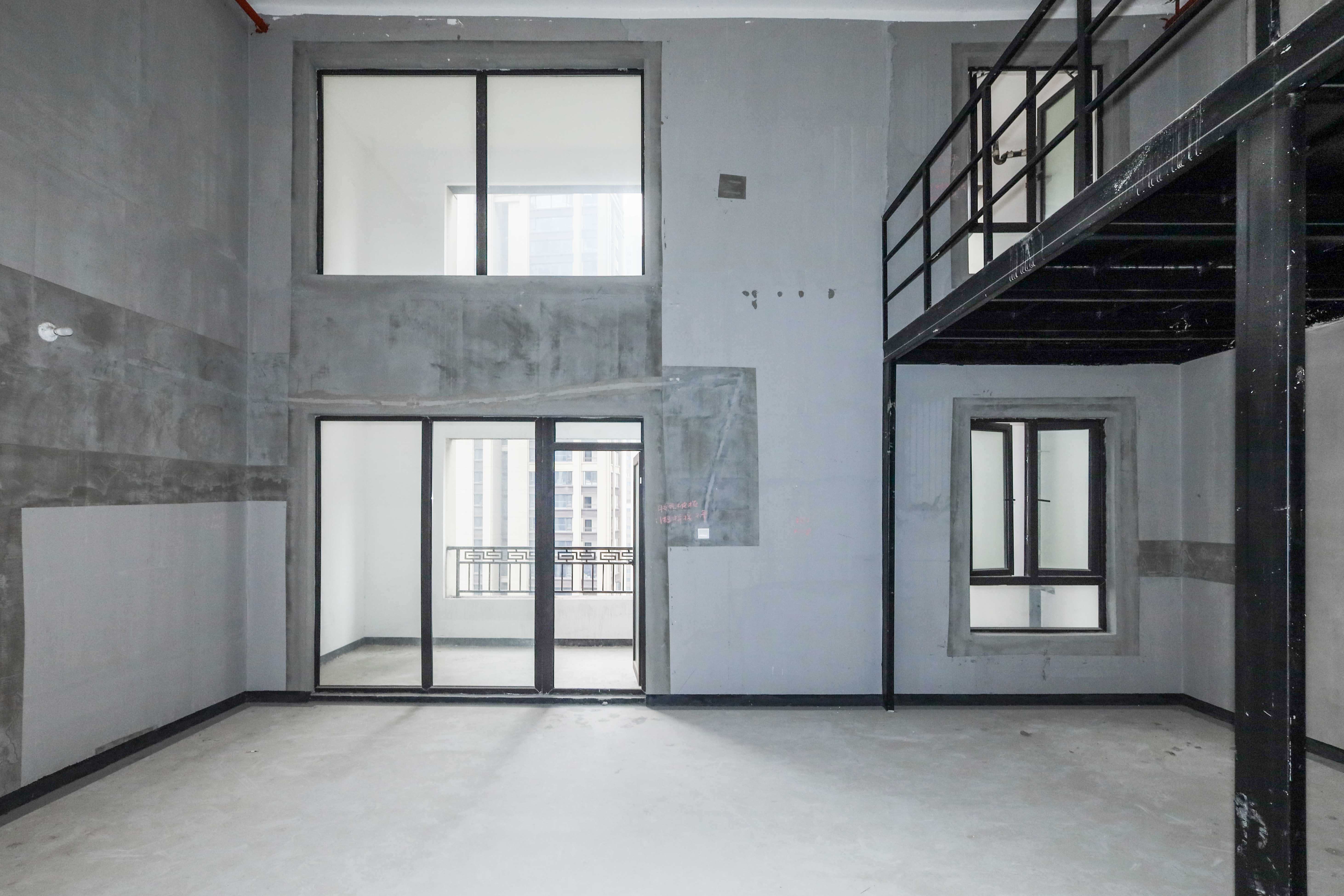 建发央著  4室2厅2卫    320.0万客厅