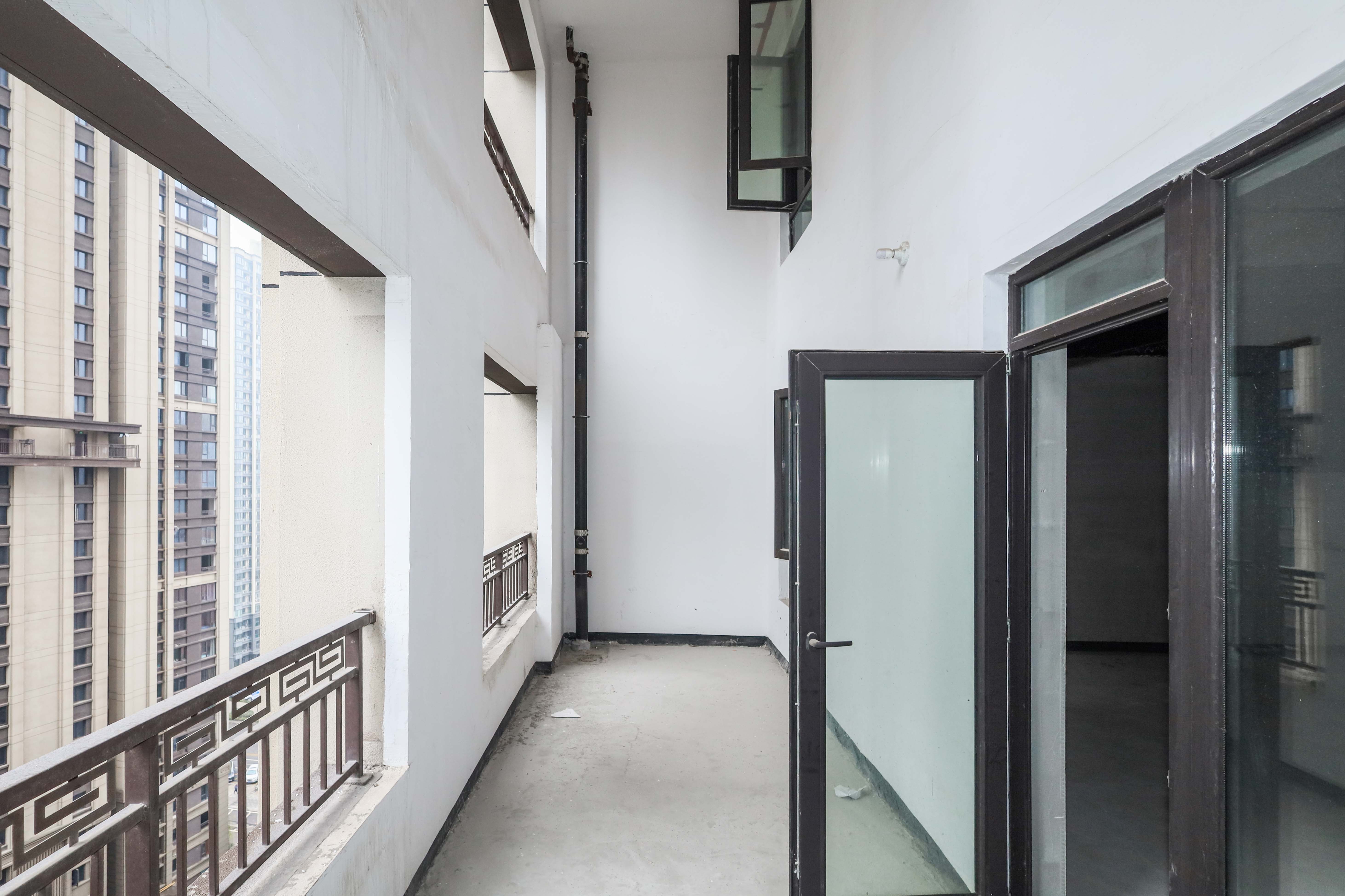 建发央著  4室2厅2卫    320.0万阳台