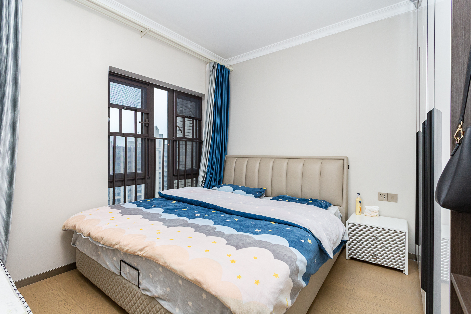 时代倾城四期 3室2厅2卫 106.0万 时代倾城四期 3室2厅2卫 106.0万卧室