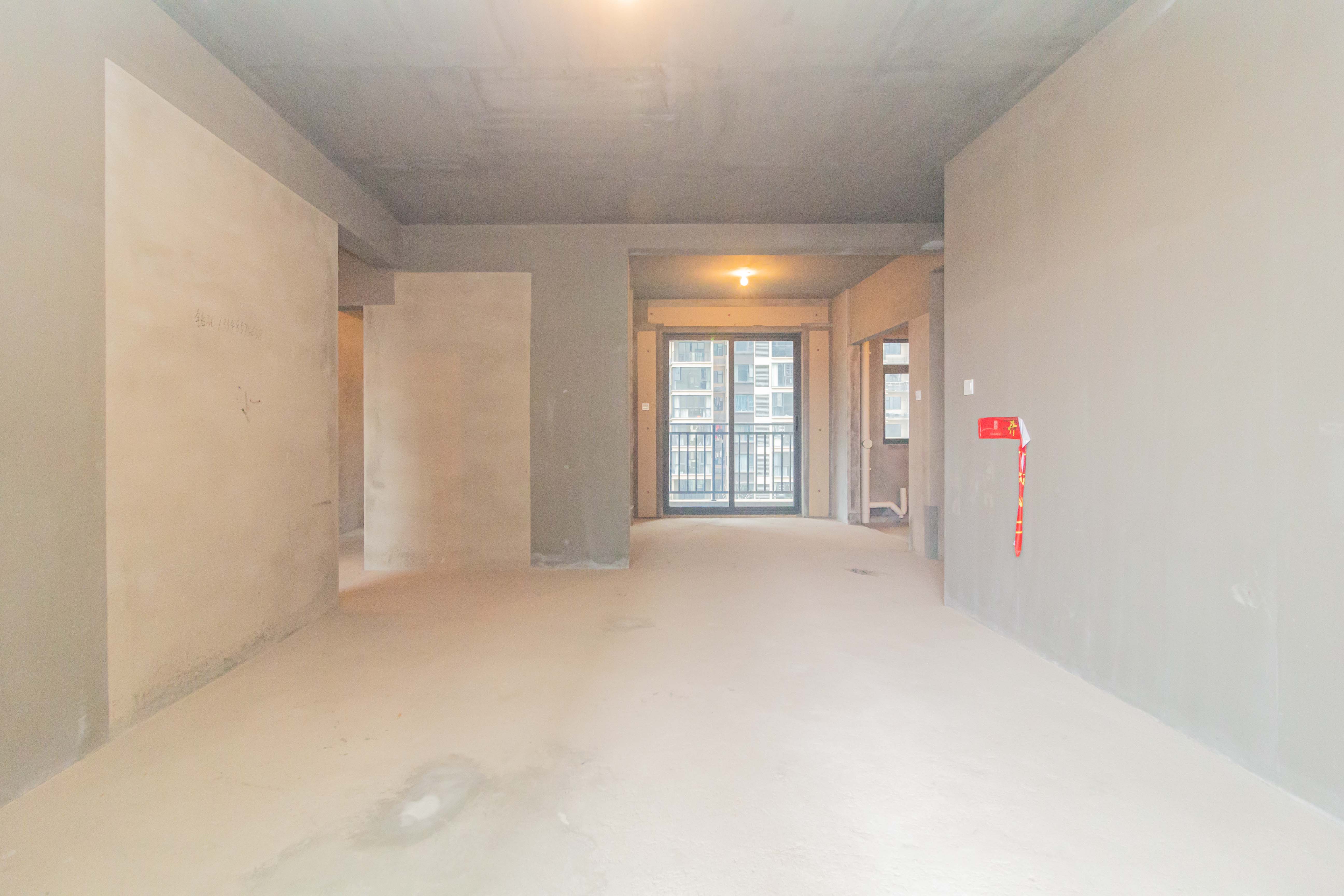 日盛湖湘花苑 4室2厅2卫 95.8万 日盛湖湘花苑 4室2厅2卫 95.8万客厅