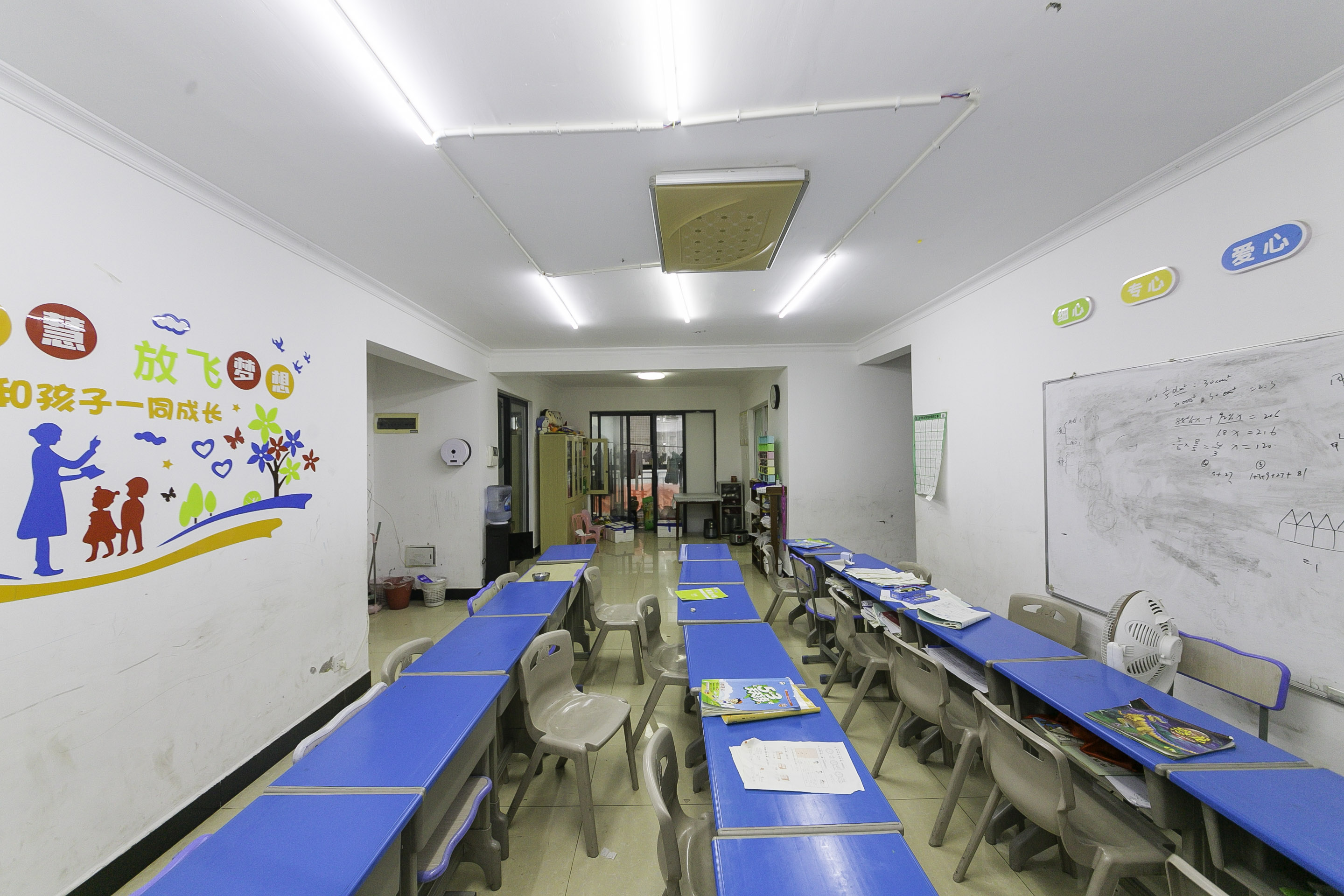 钱隆学府一、二期  4室2厅1卫   158.00万客厅