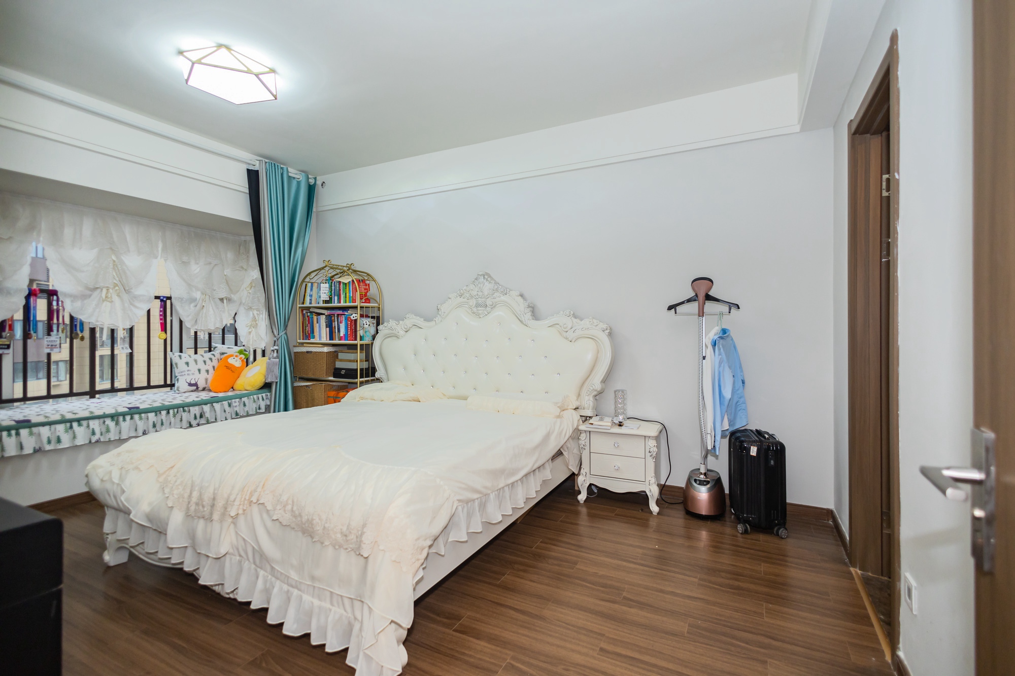 保利香槟国际 4室2厅2卫 100.0万 保利香槟国际 4室2厅2卫 100.0万卧室