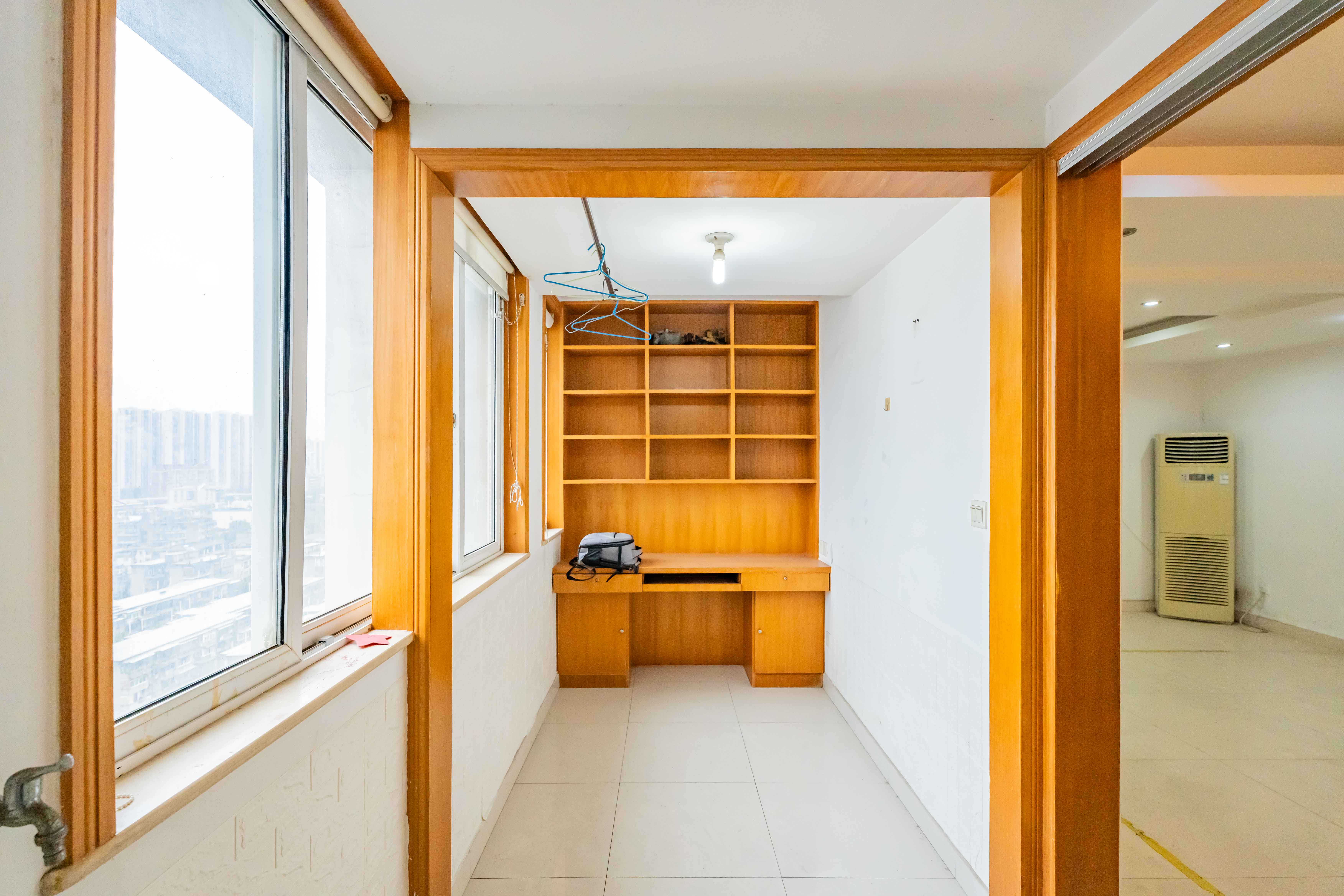建鸿达现代公寓  2室2厅1卫   85.00万阳台