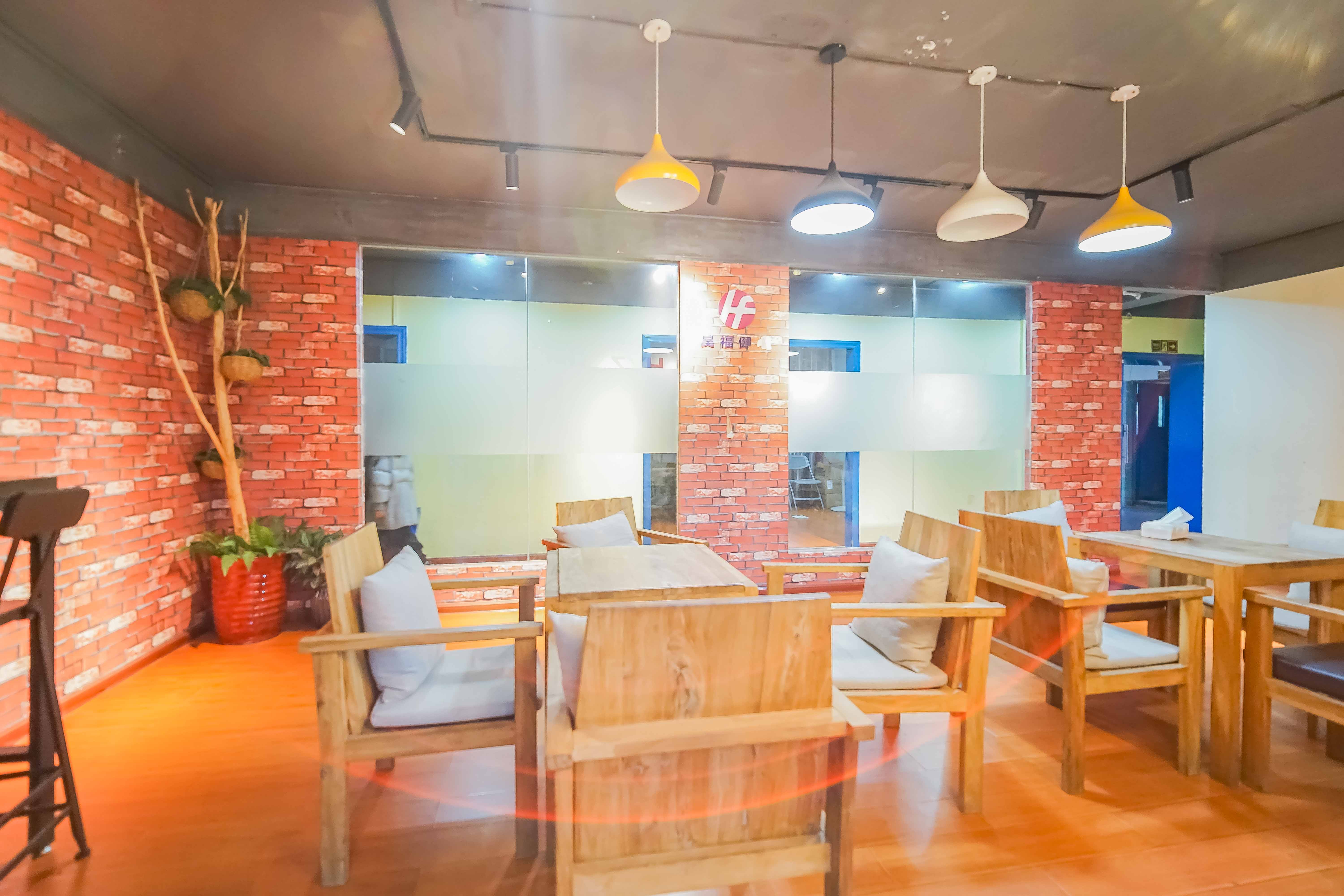 新城新世界一二三期  4室2厅2卫    160.0万客厅