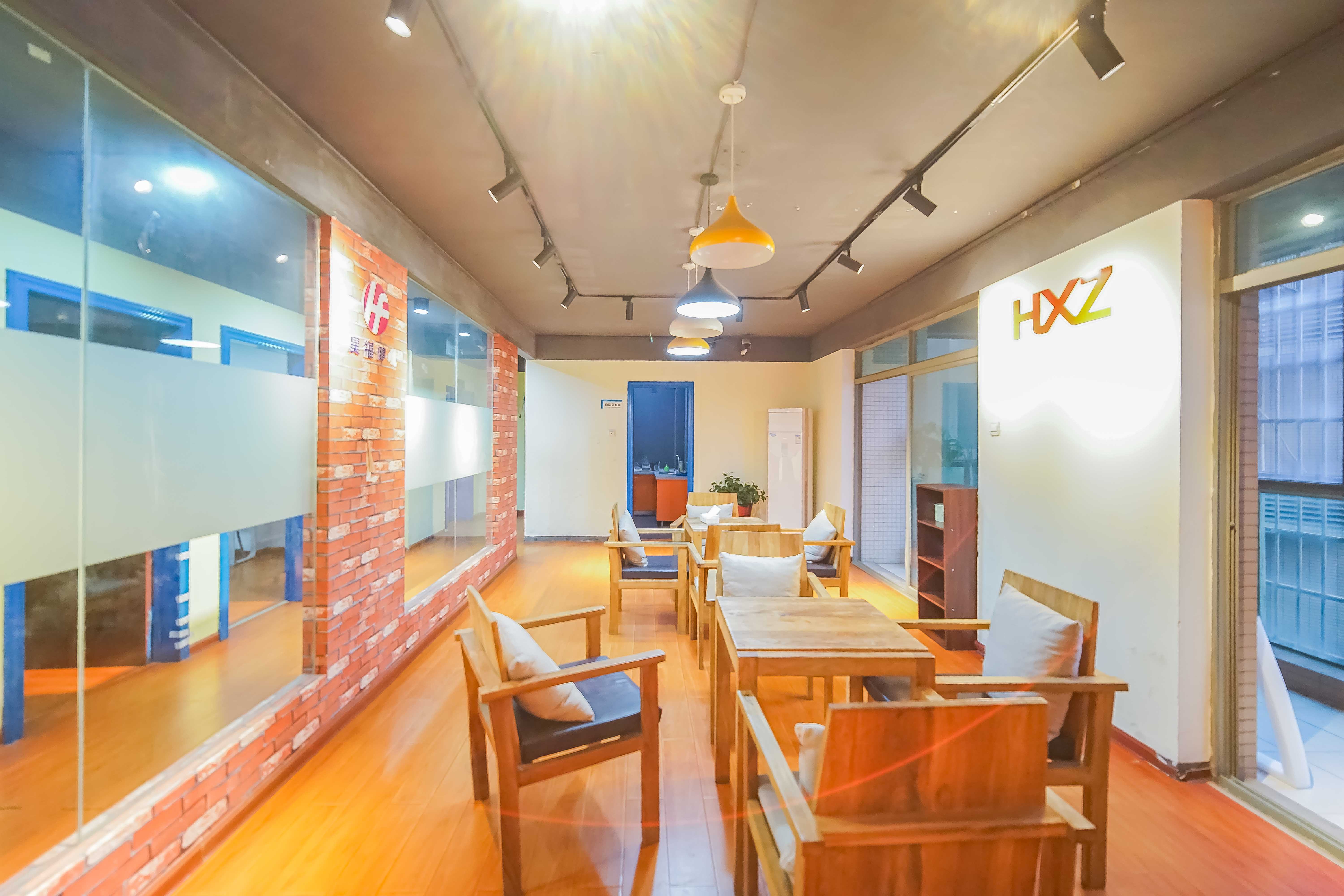 新城新世界一二三期  4室2厅2卫    160.0万客厅