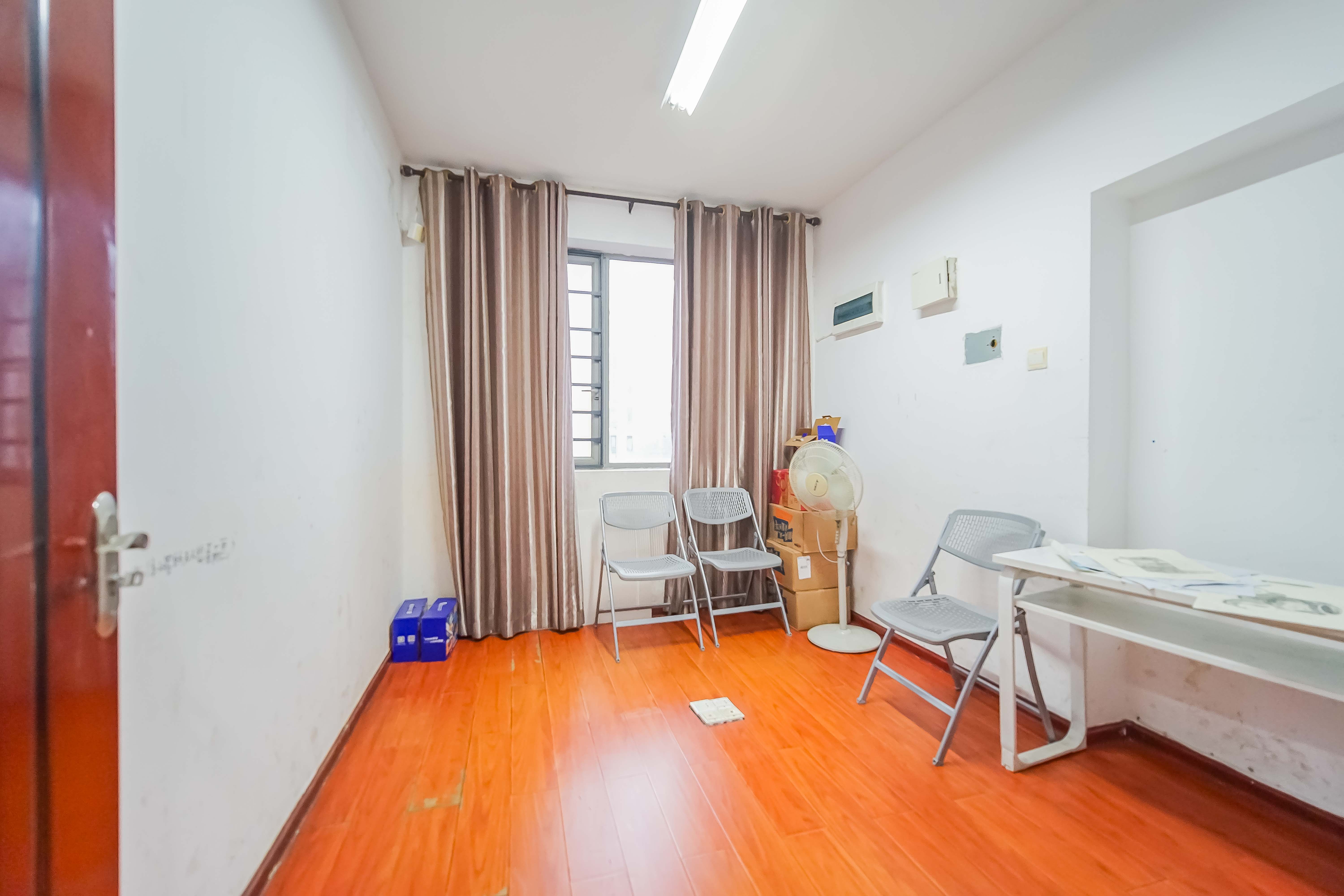 新城新世界一二三期  4室2厅2卫    160.0万卧室