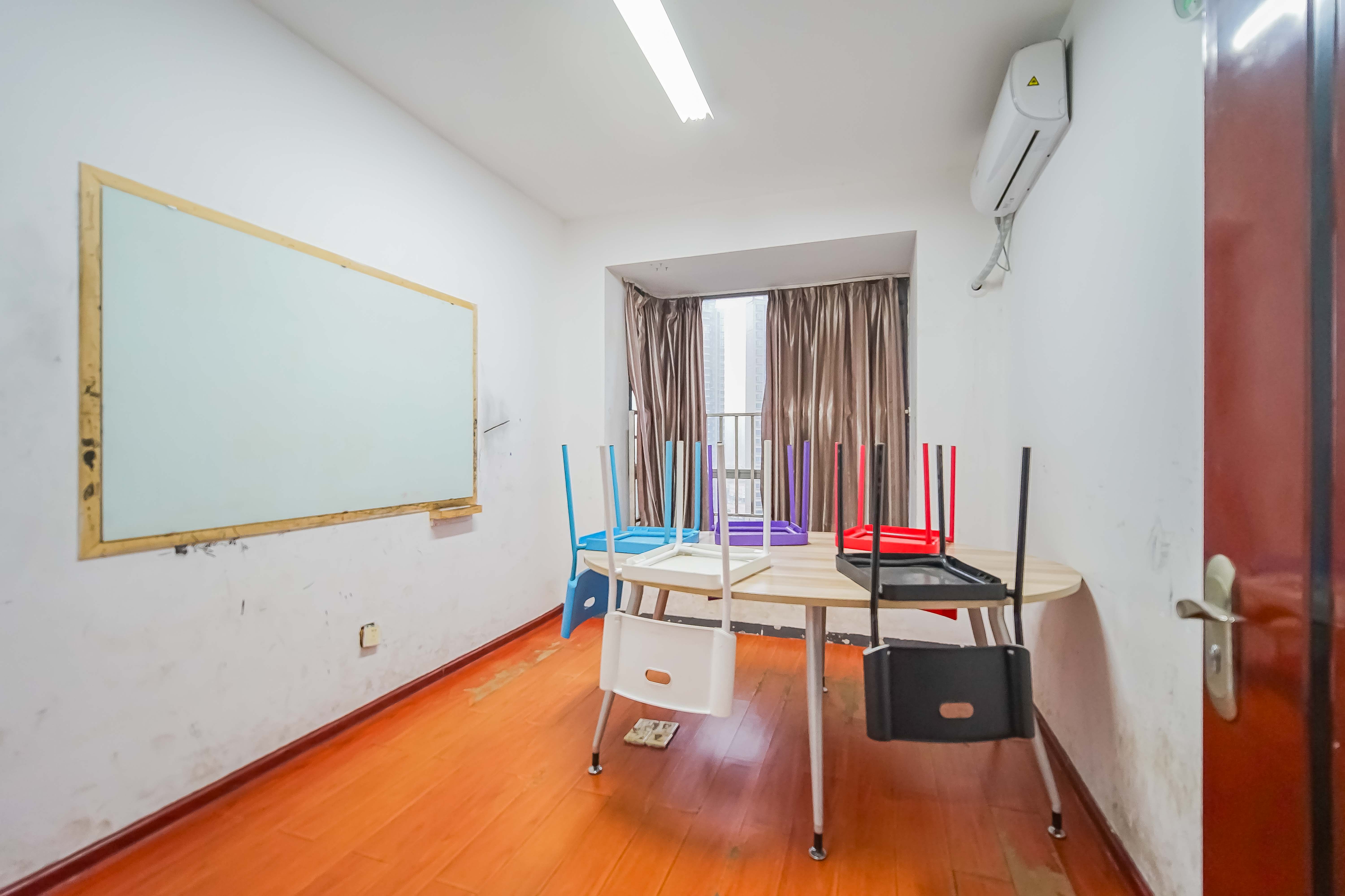 新城新世界一二三期  4室2厅2卫    160.0万卧室