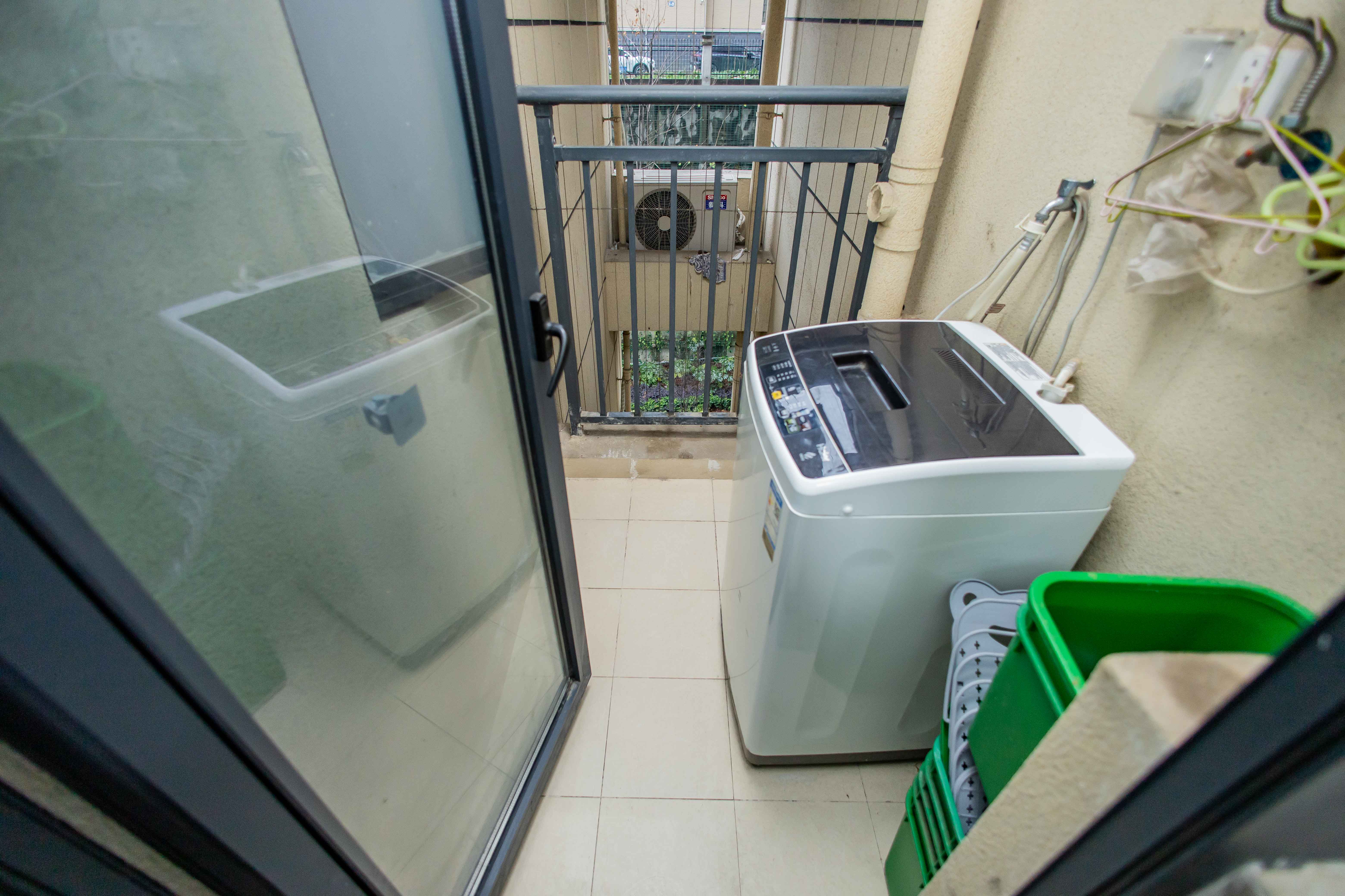 荣泰广场 2室1厅1卫 95.0万 荣泰广场 2室1厅1卫 95.0万阳台