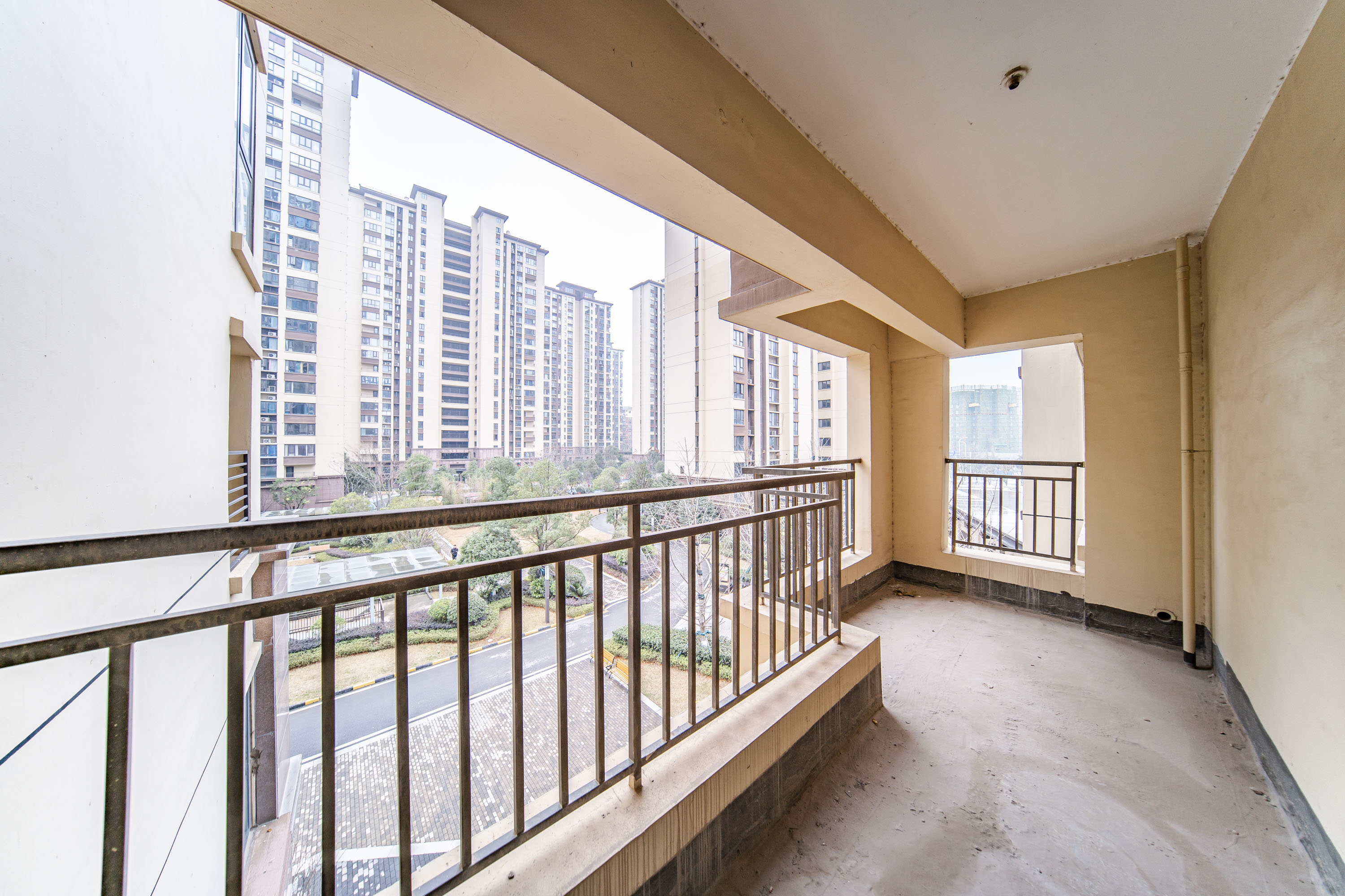 蓝光雍锦半岛 3室2厅2卫 90.0万 蓝光雍锦半岛 3室2厅2卫 90.0万阳台