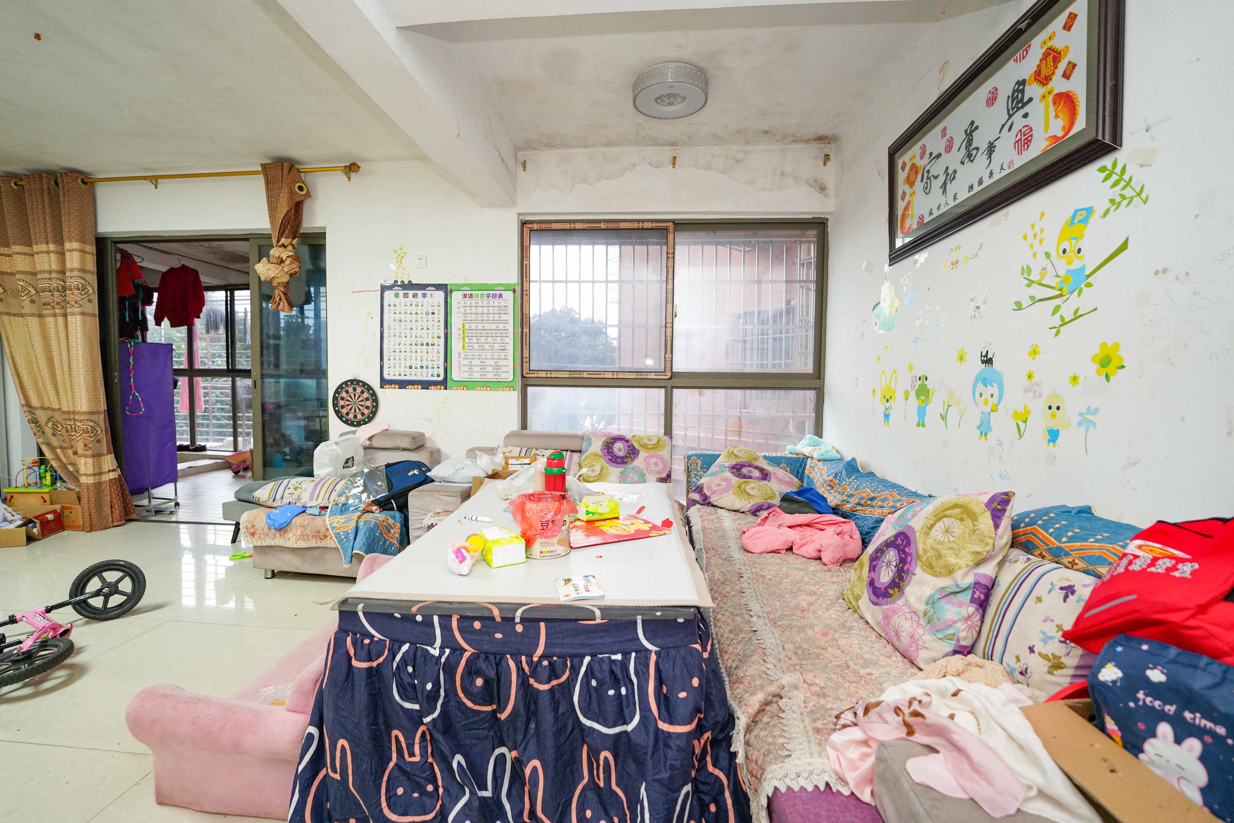 幸福庄园  4室2厅2卫   98.00万客厅