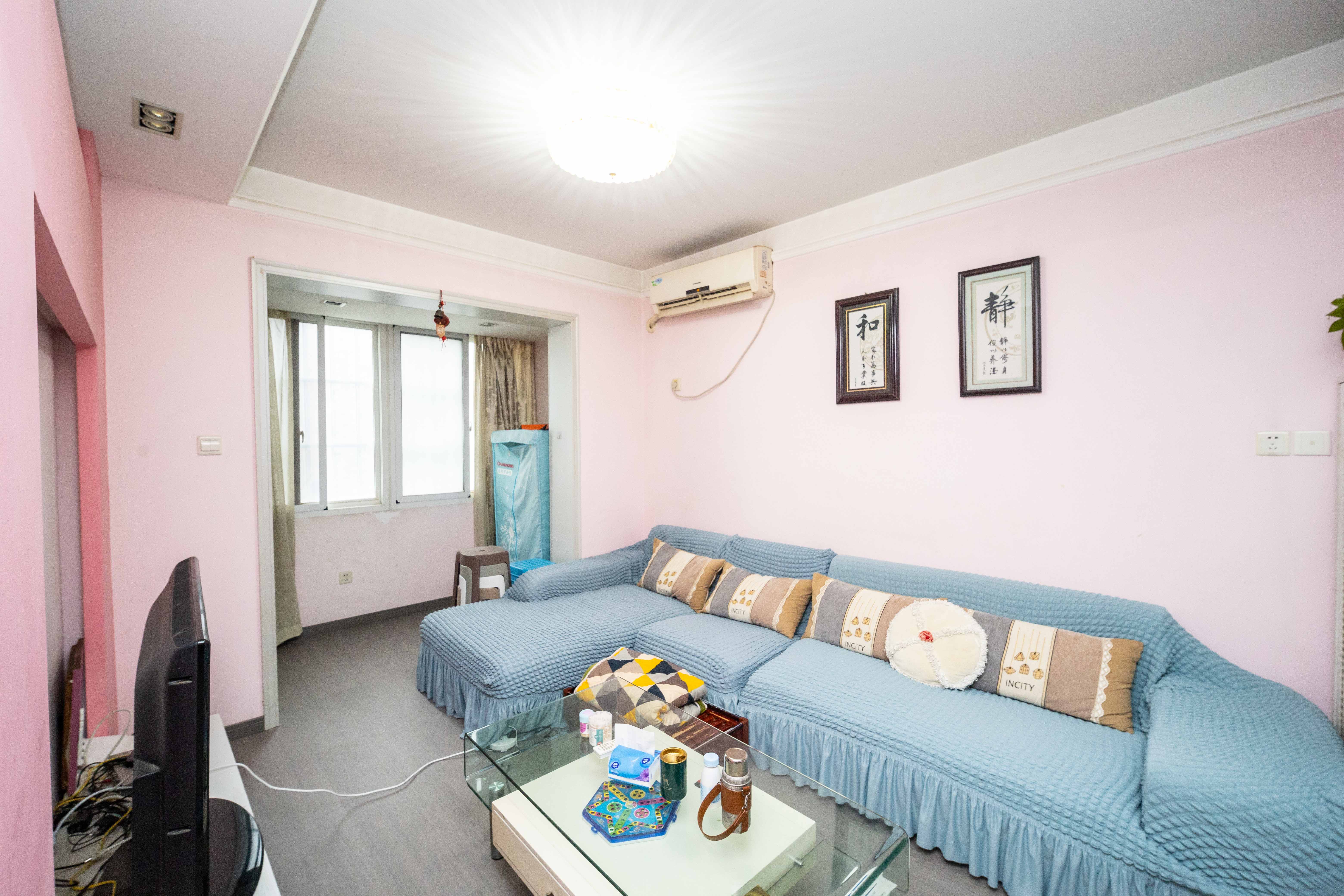 山水华景 1室1厅1卫 52.0万 山水华景 1室1厅1卫 52.0万客厅