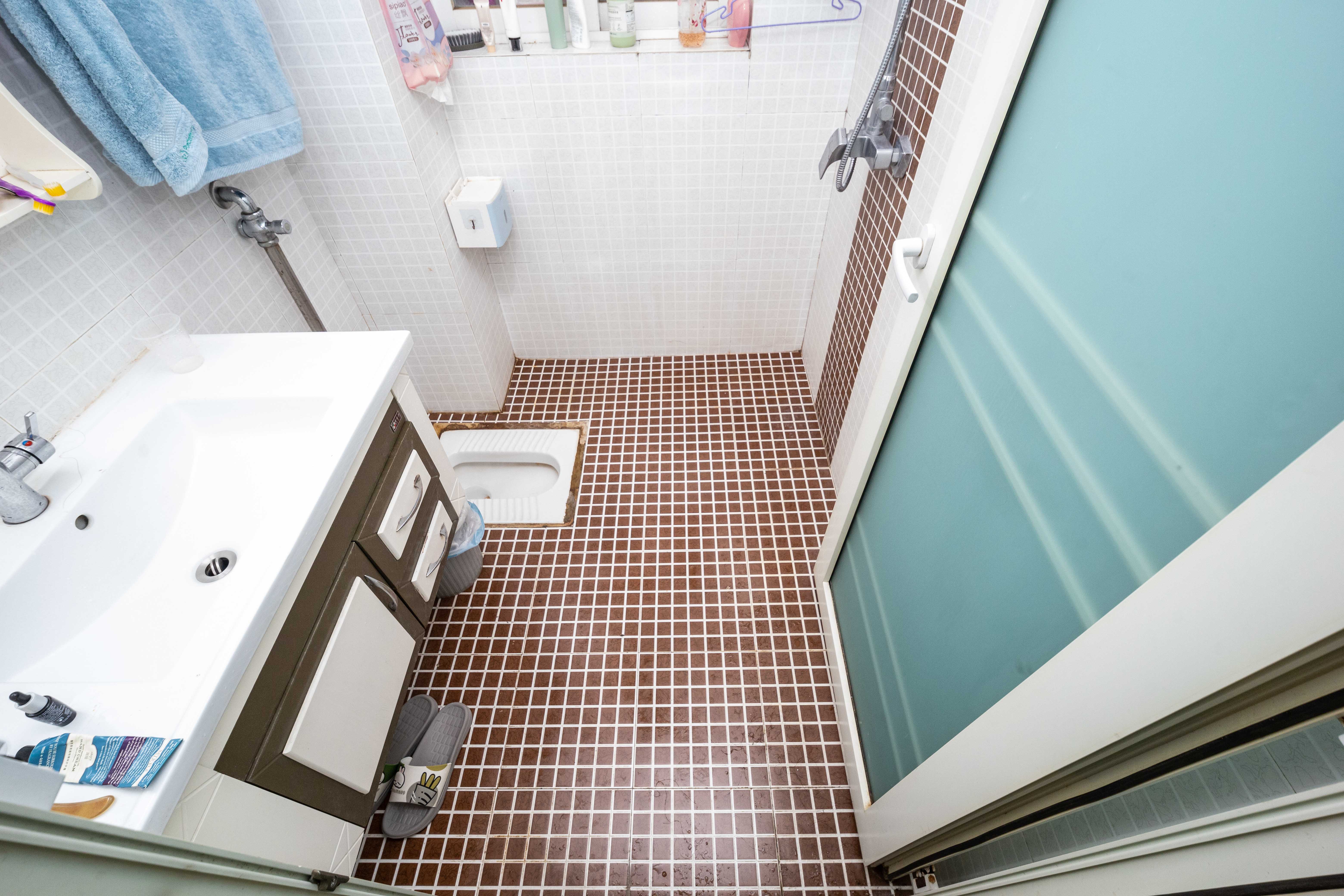 山水华景 1室1厅1卫 52.0万 山水华景 1室1厅1卫 52.0万卫生间