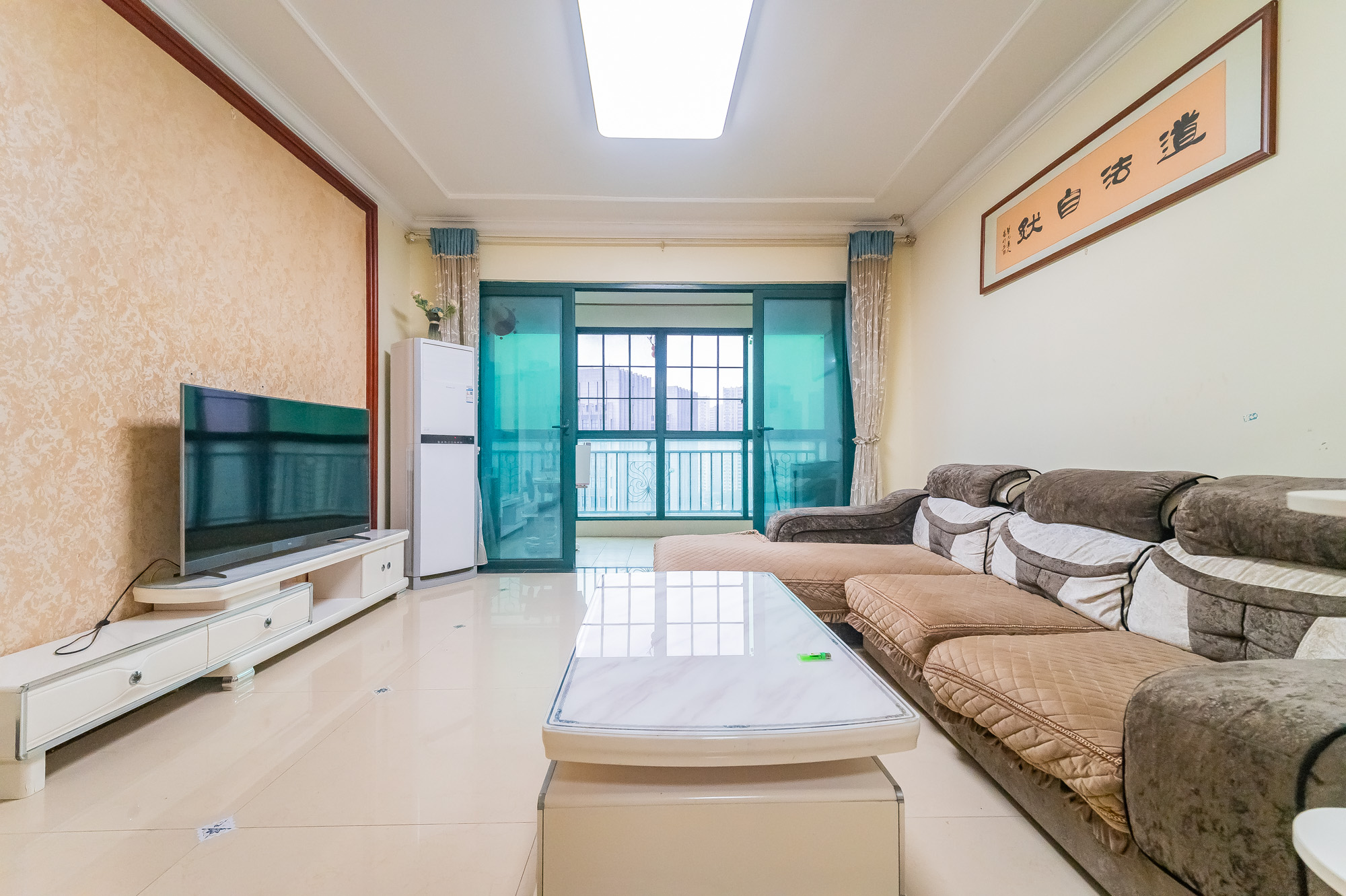 恒大翡翠华庭  3室2厅2卫    99.8万客厅