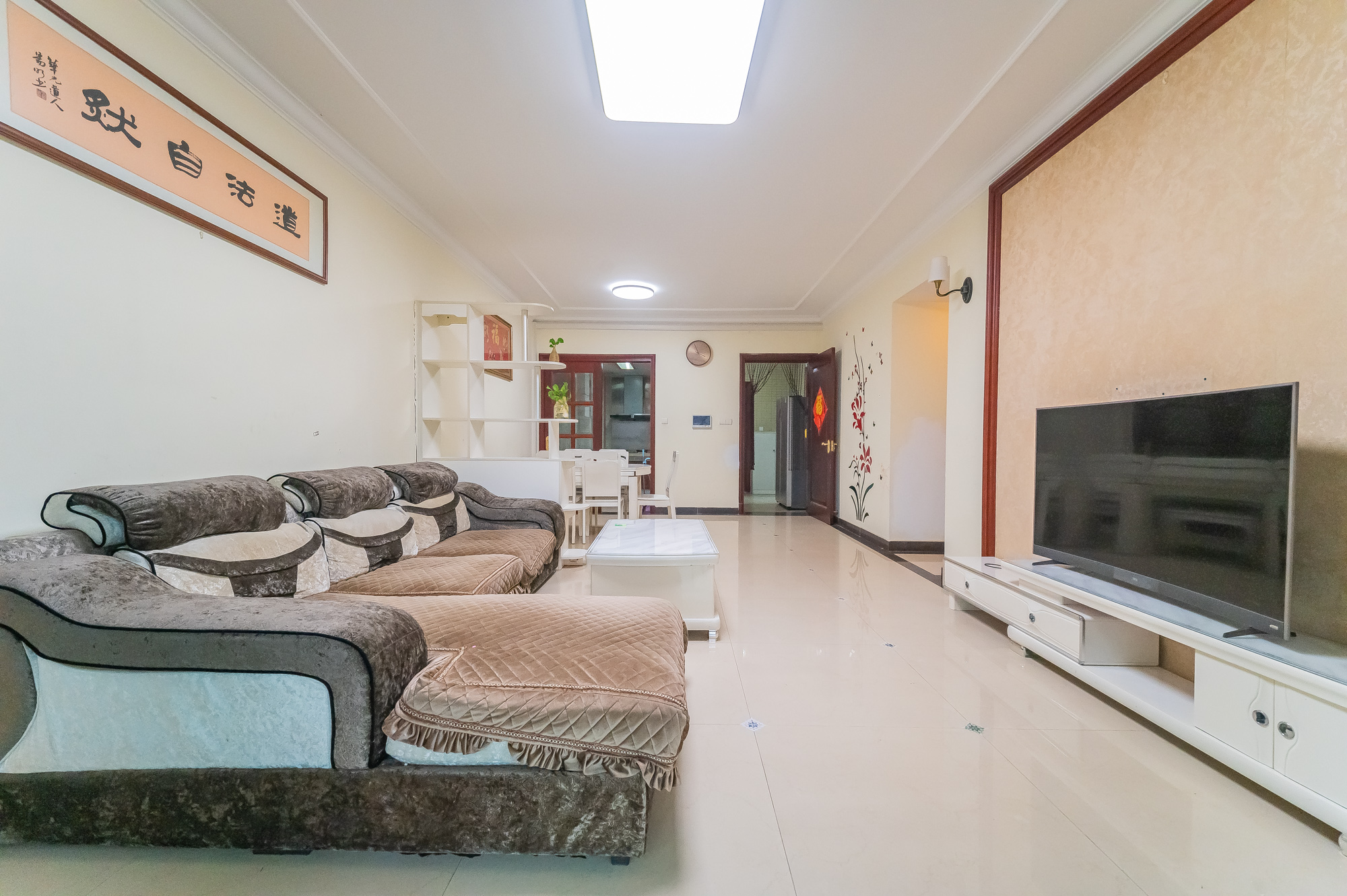 恒大翡翠华庭  3室2厅2卫    99.8万客厅