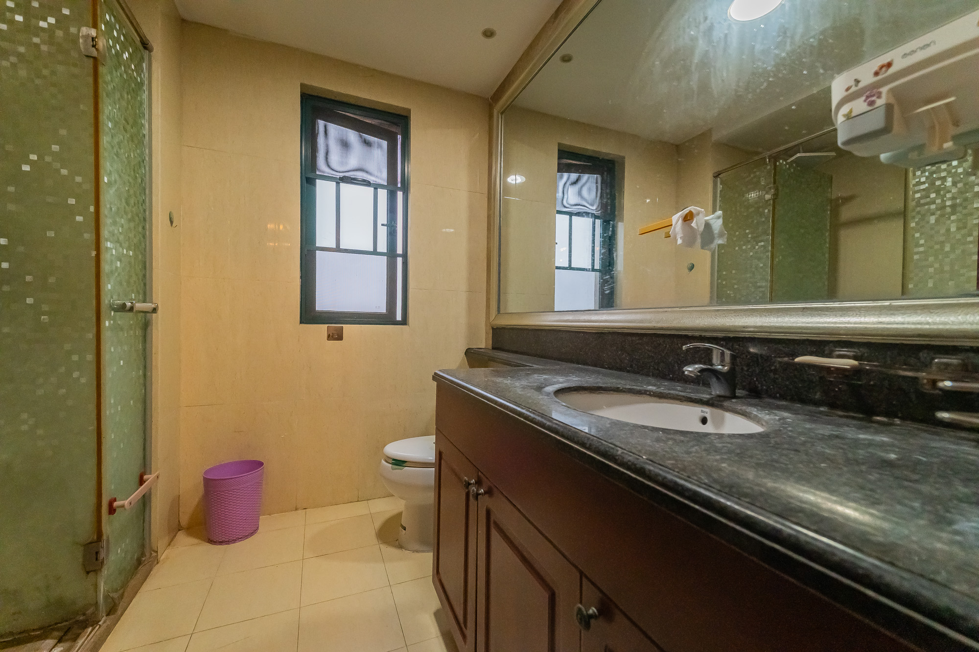 恒大翡翠华庭  3室2厅2卫    99.8万卫生间