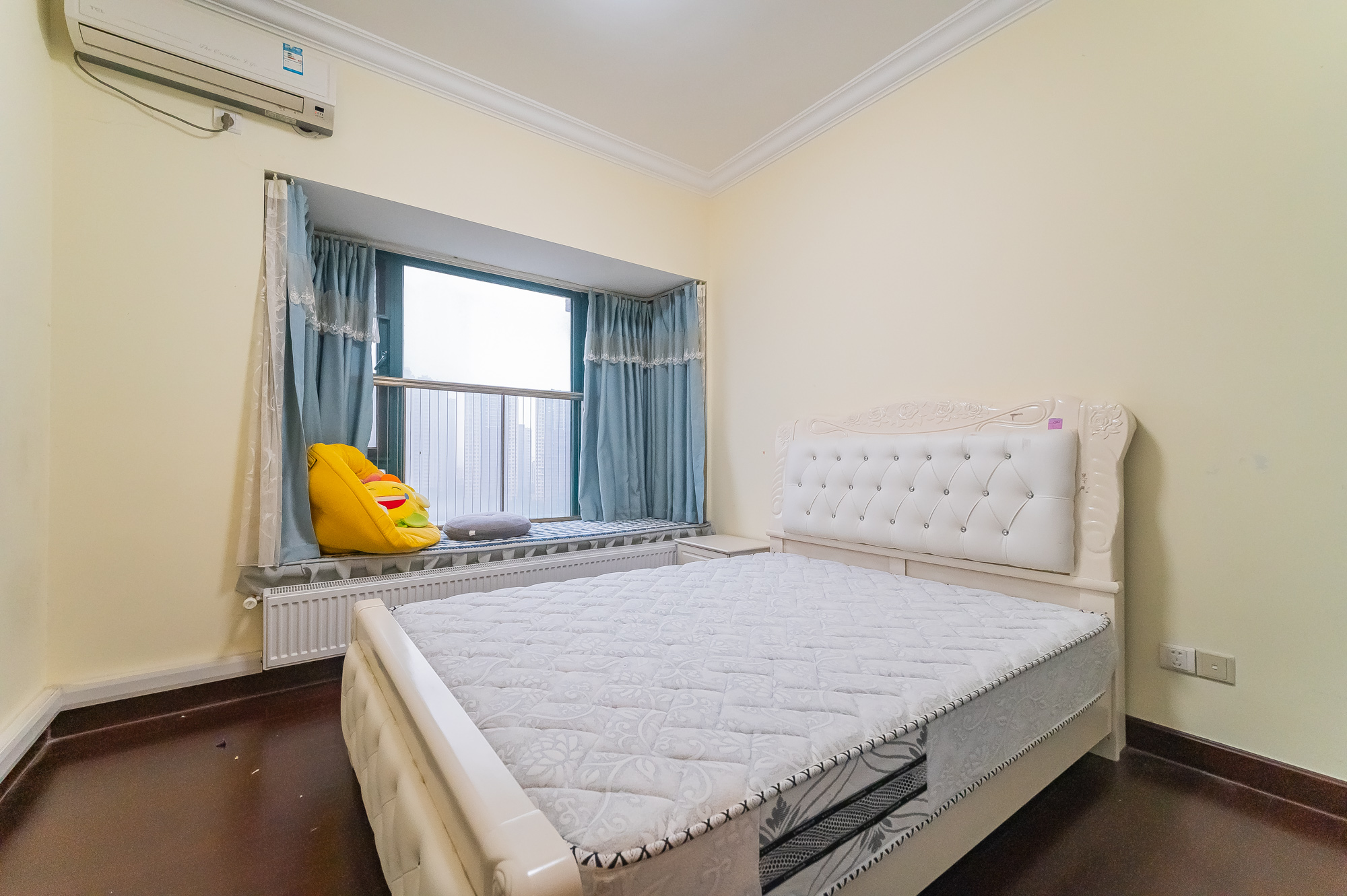 恒大翡翠华庭  3室2厅2卫    99.8万卧室