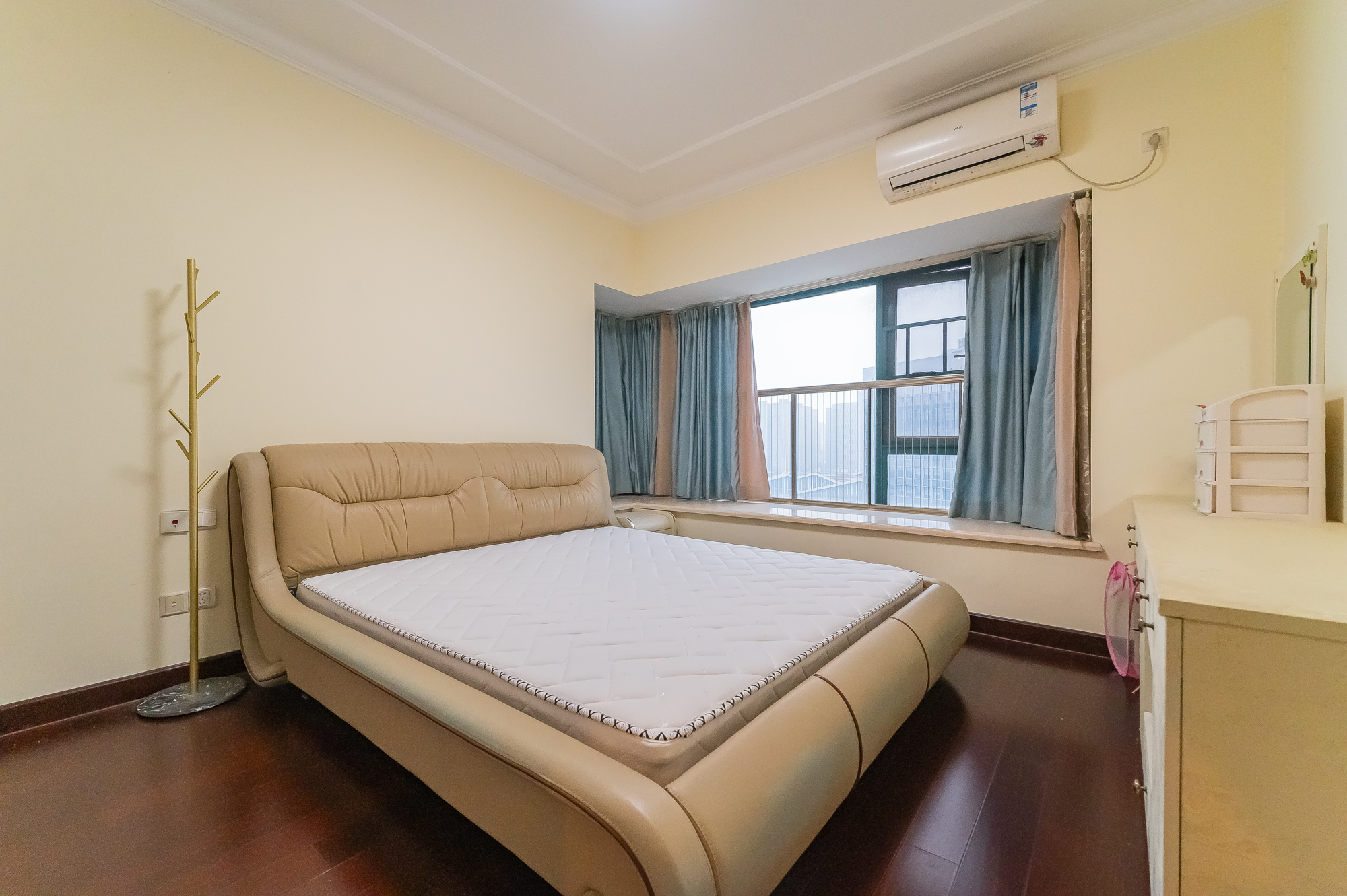 恒大翡翠华庭  3室2厅2卫    99.8万卧室