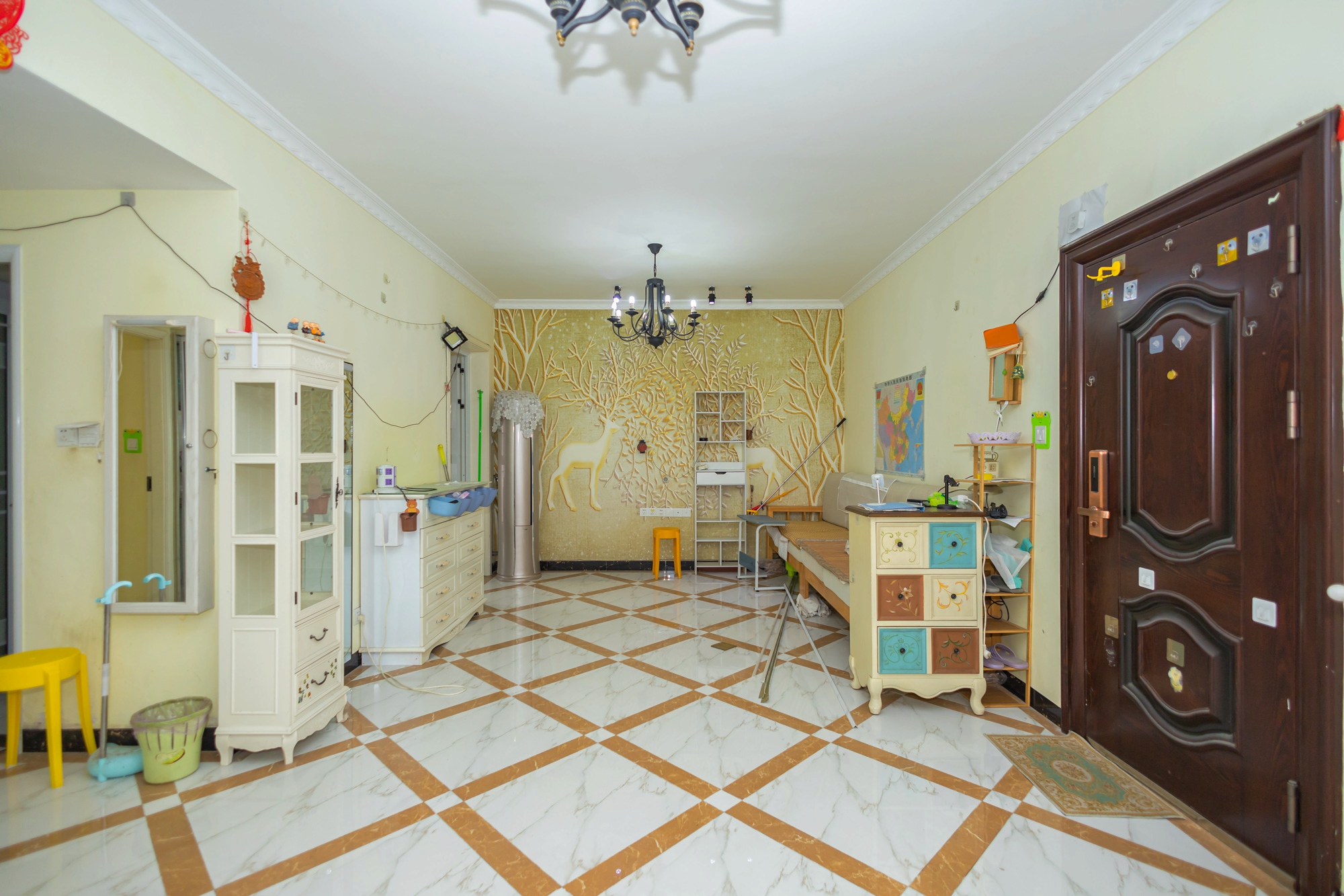 三一街区 3室2厅1卫 63.0万 三一街区 3室2厅1卫 63.0万客厅