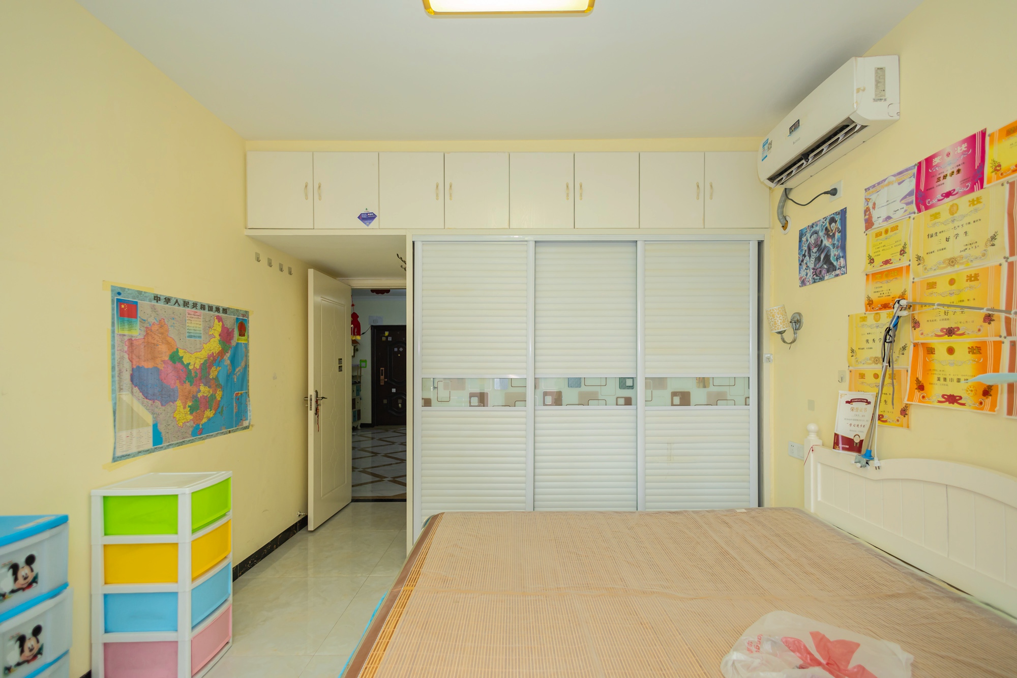 三一街区 3室2厅1卫 63.0万 三一街区 3室2厅1卫 63.0万卧室