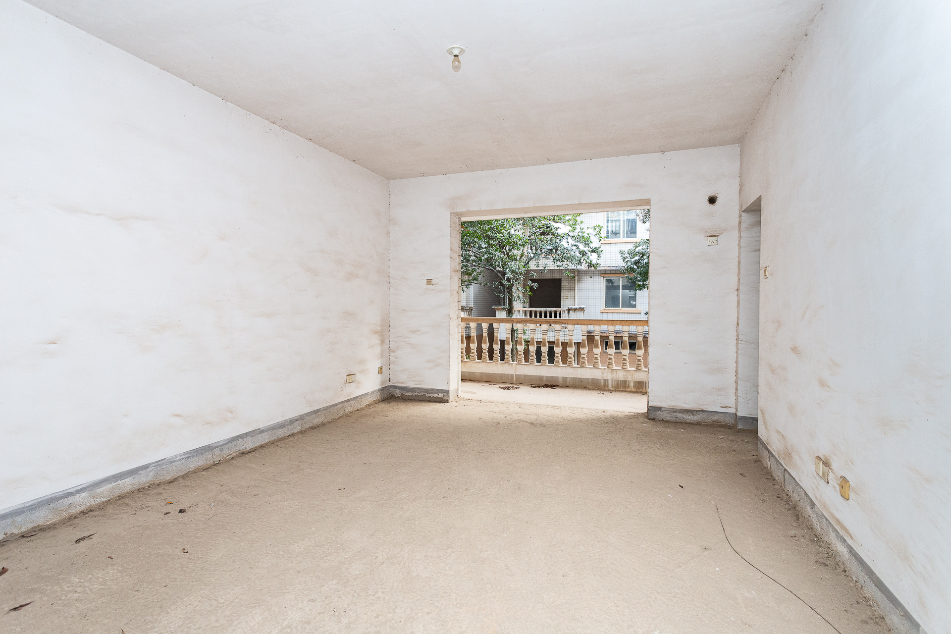 湘路家园  8室2厅5卫    314.8万 湘路家园  8室2厅5卫    314.8万卧室