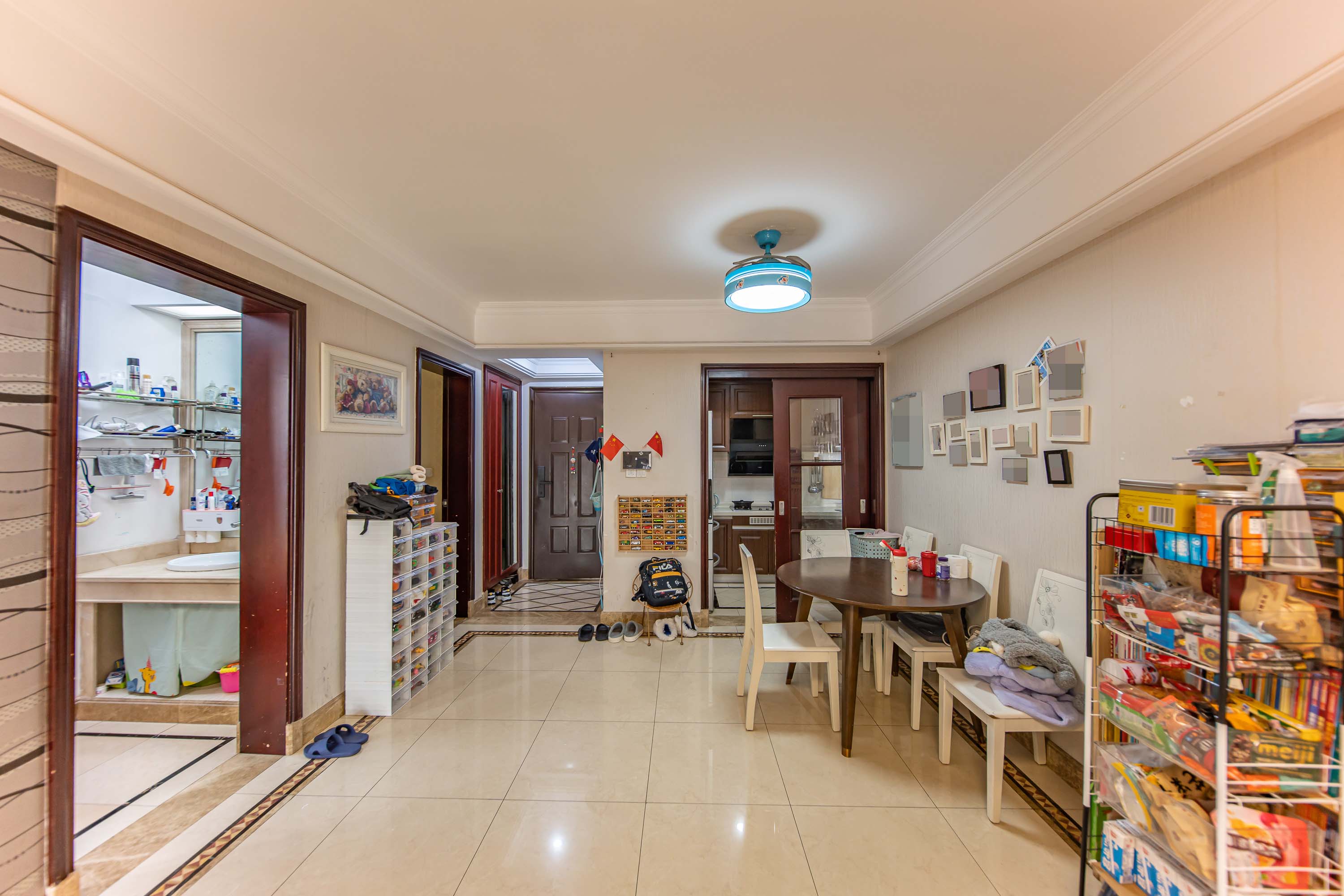 中海国际一期  3室2厅2卫    86.8万客厅