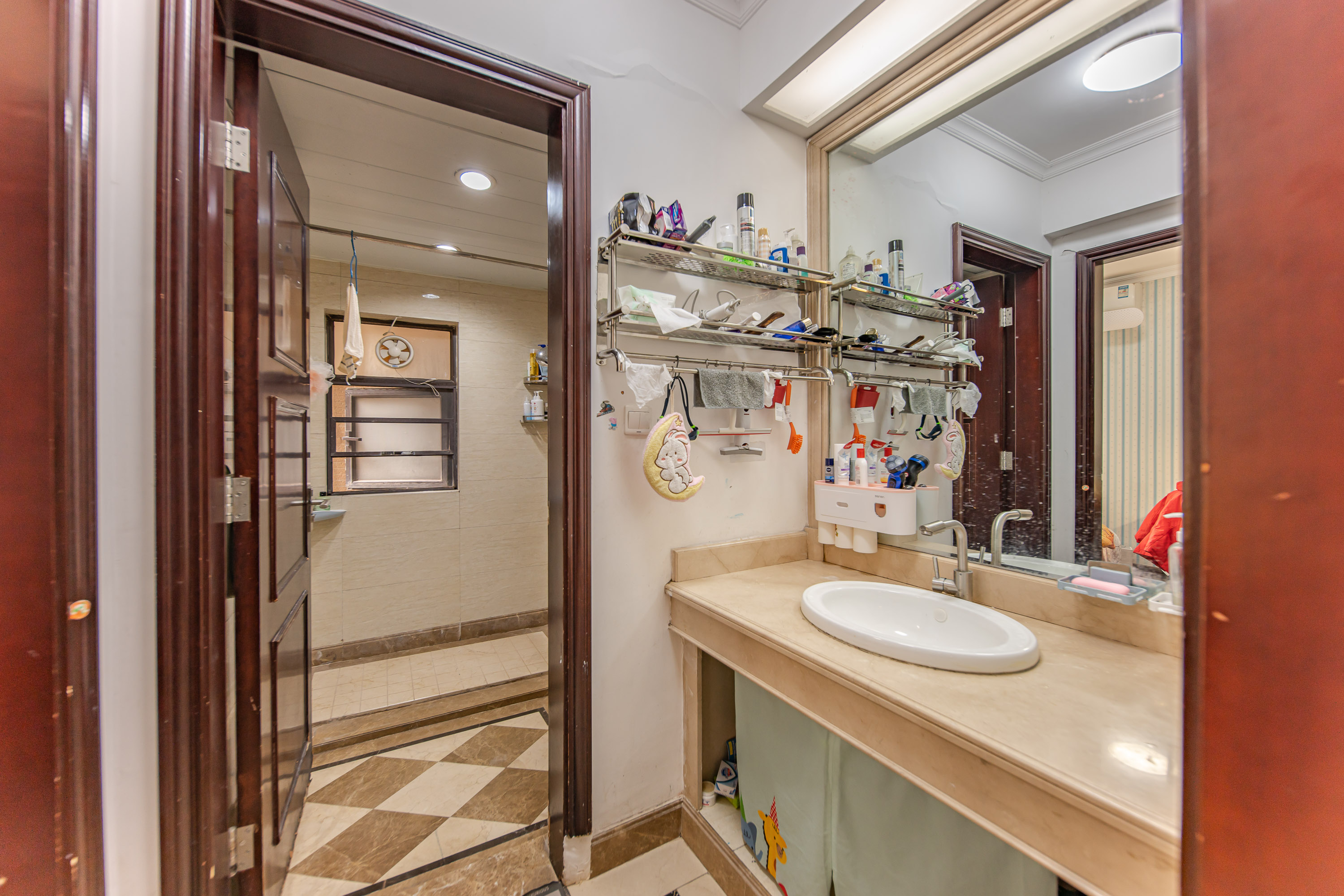 中海国际一期  3室2厅2卫    86.8万卫生间