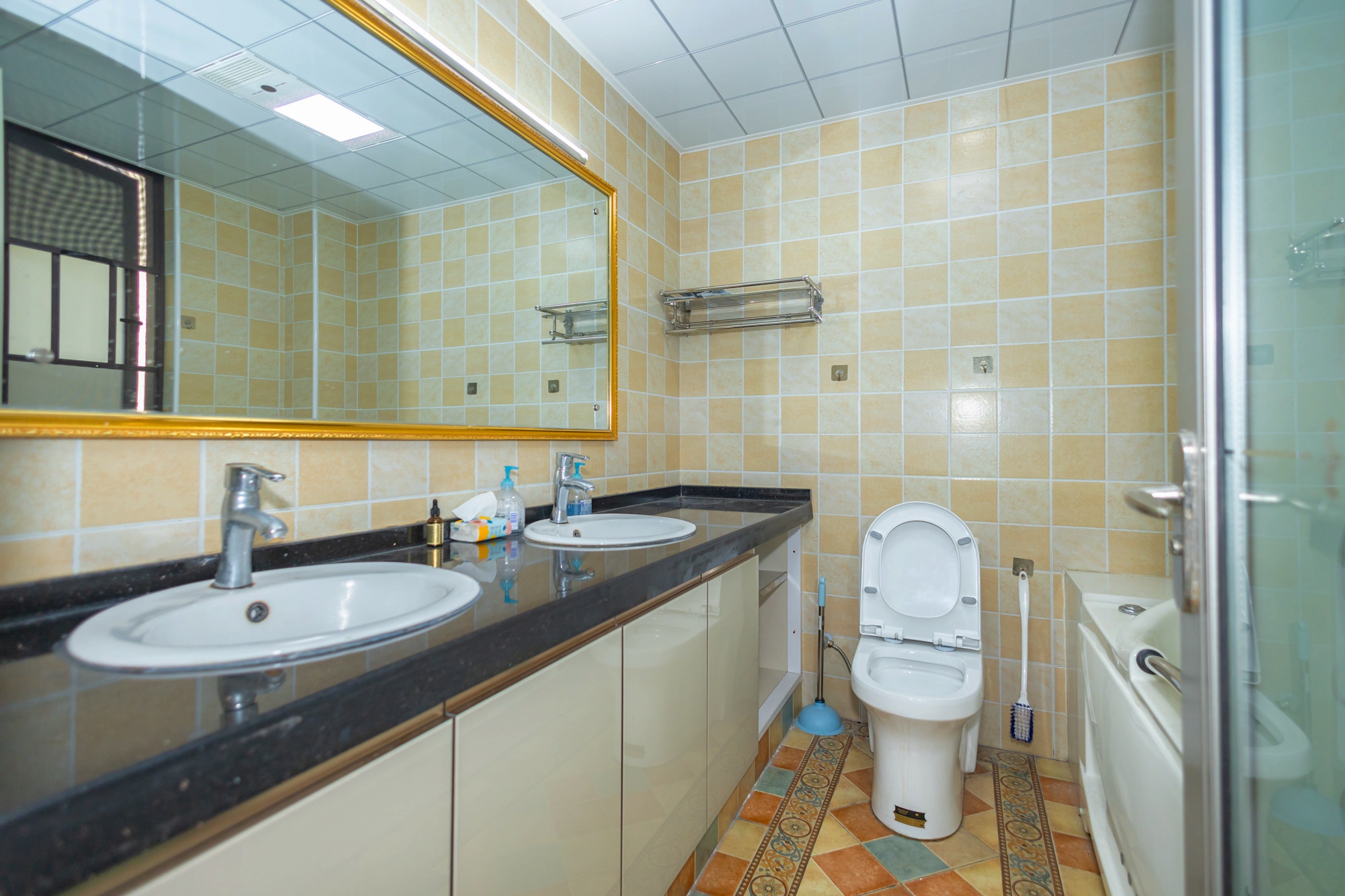 艾美潇湘 4室2厅2卫 145.0万 艾美潇湘 4室2厅2卫 145.0万卫生间