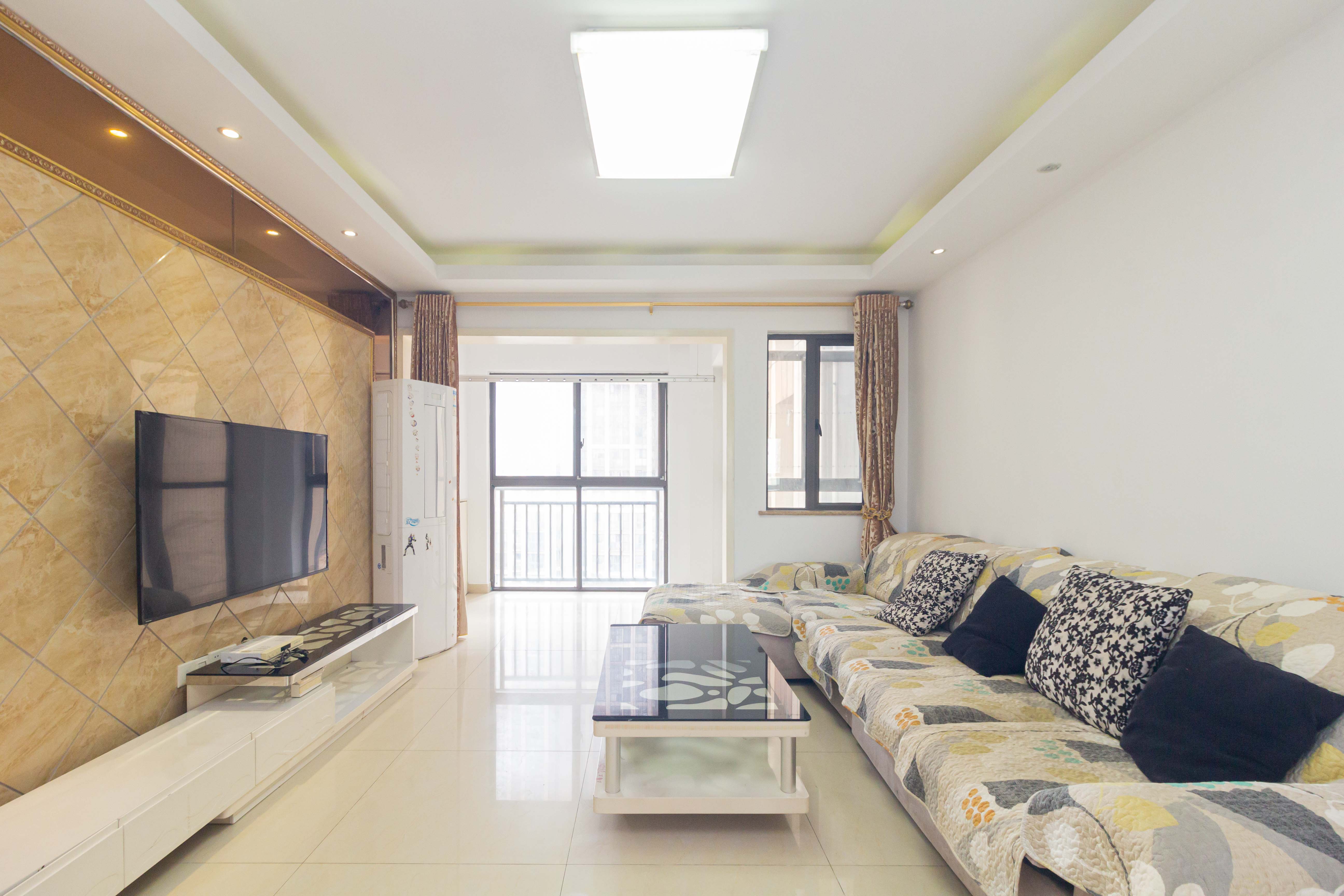 旭辉华庭 3室2厅1卫 76.00万 旭辉华庭 3室2厅1卫 76.00万客厅