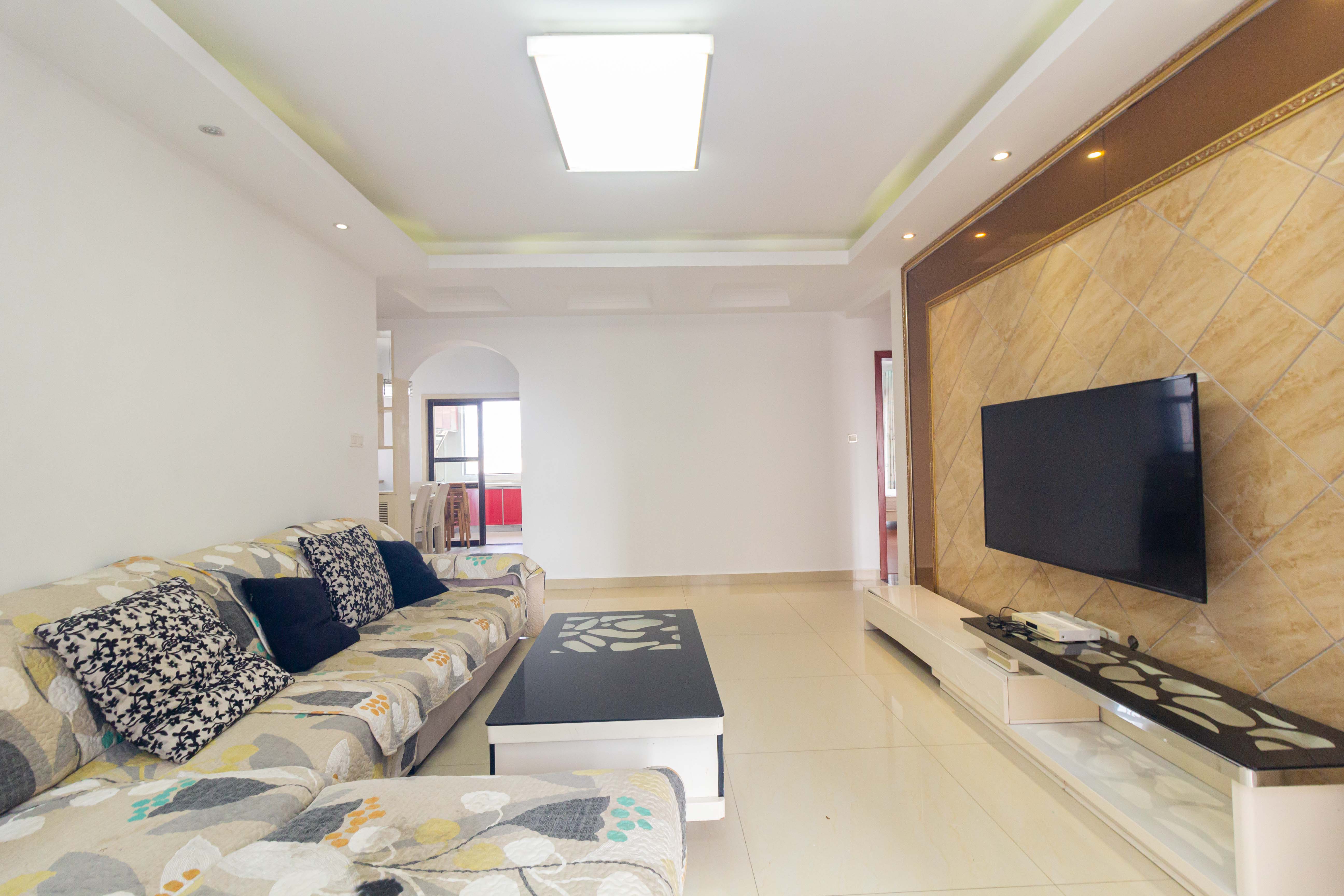 旭辉华庭 3室2厅1卫 76.00万 旭辉华庭 3室2厅1卫 76.00万客厅