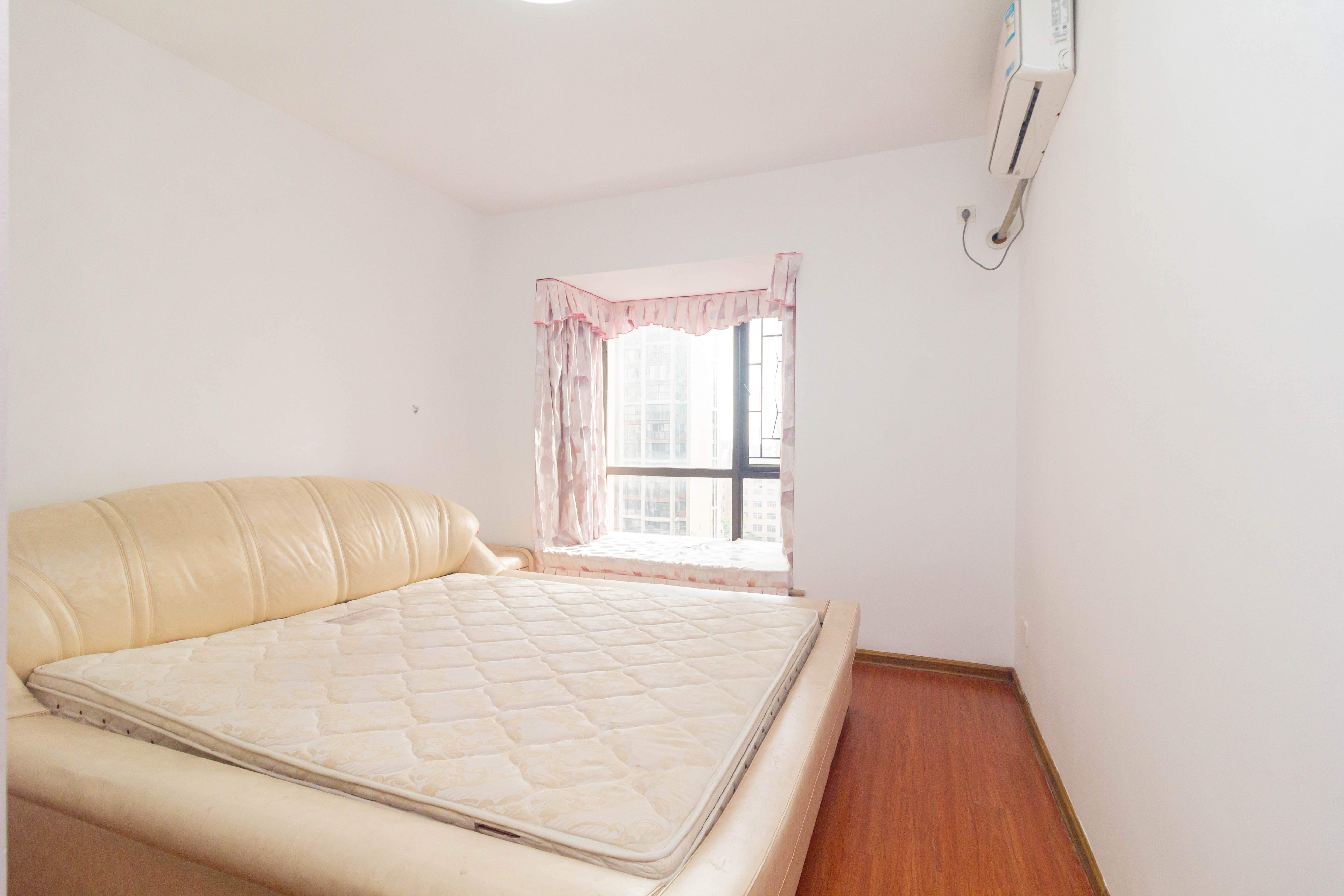 旭辉华庭 3室2厅1卫 76.00万 旭辉华庭 3室2厅1卫 76.00万卧室