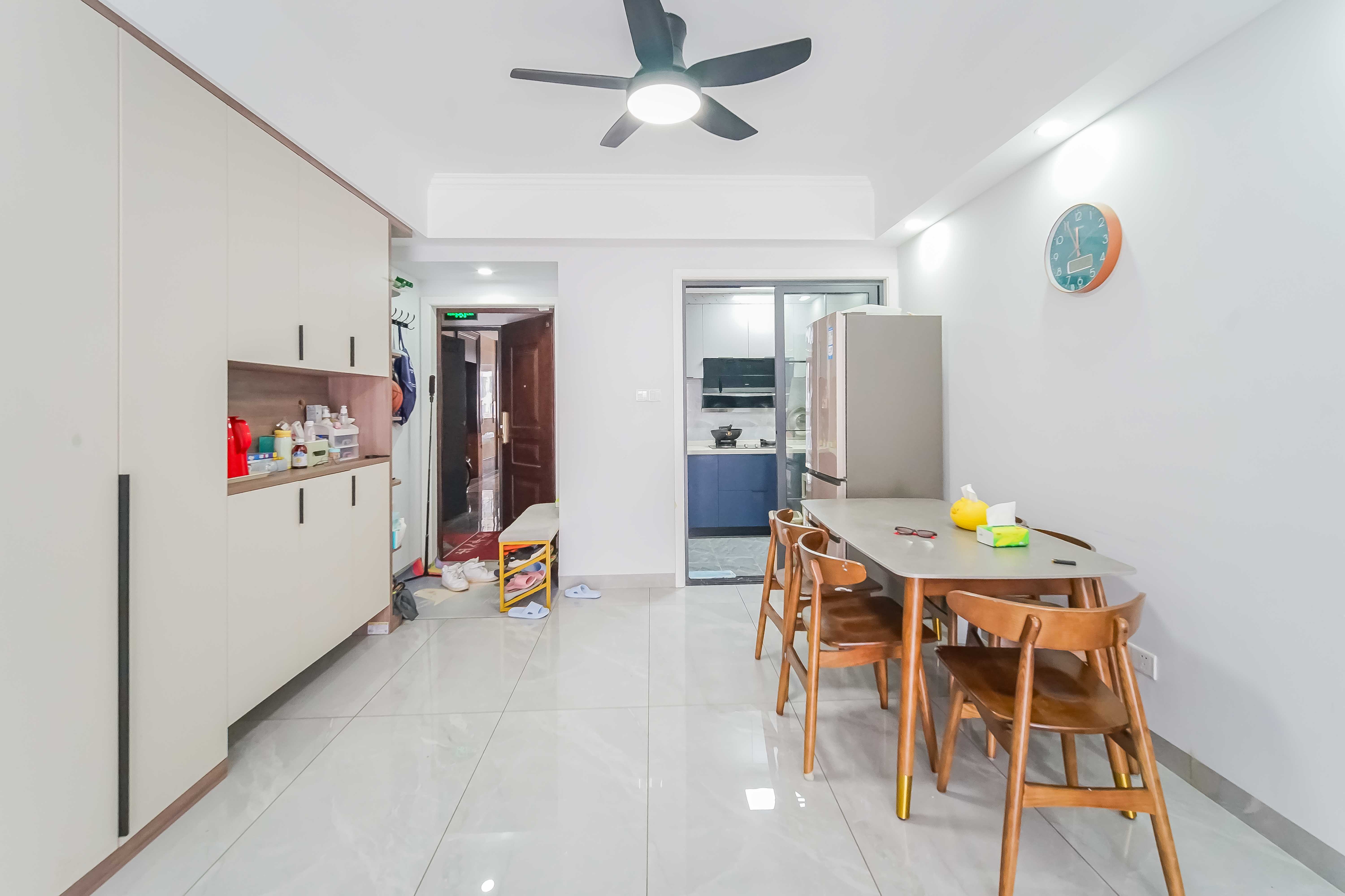 长房东旭国际 3室2厅2卫 140.0万 长房东旭国际 3室2厅2卫 140.0万客厅