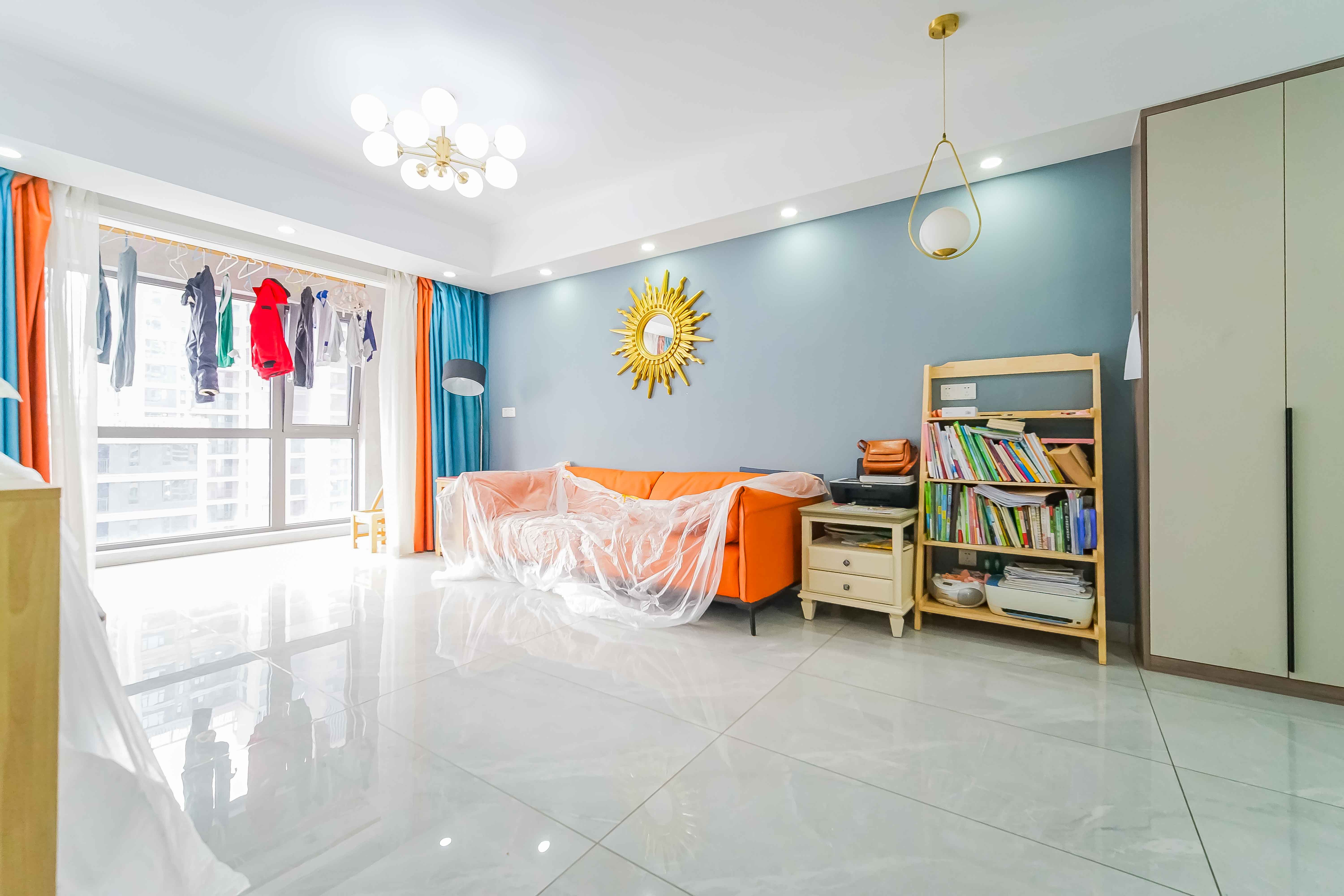 长房东旭国际  3室2厅2卫    140.0万客厅