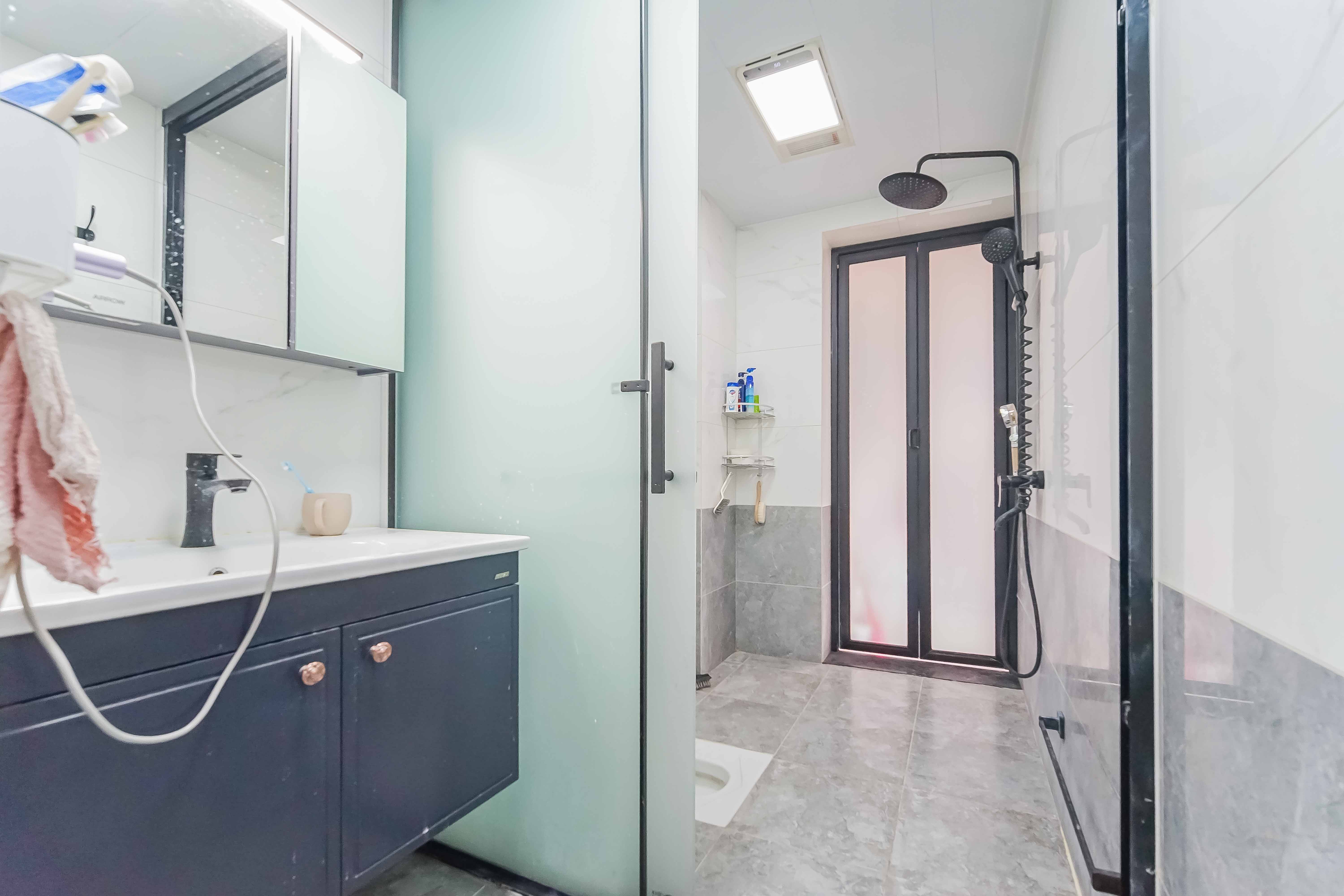 长房东旭国际  3室2厅2卫    140.0万卫生间