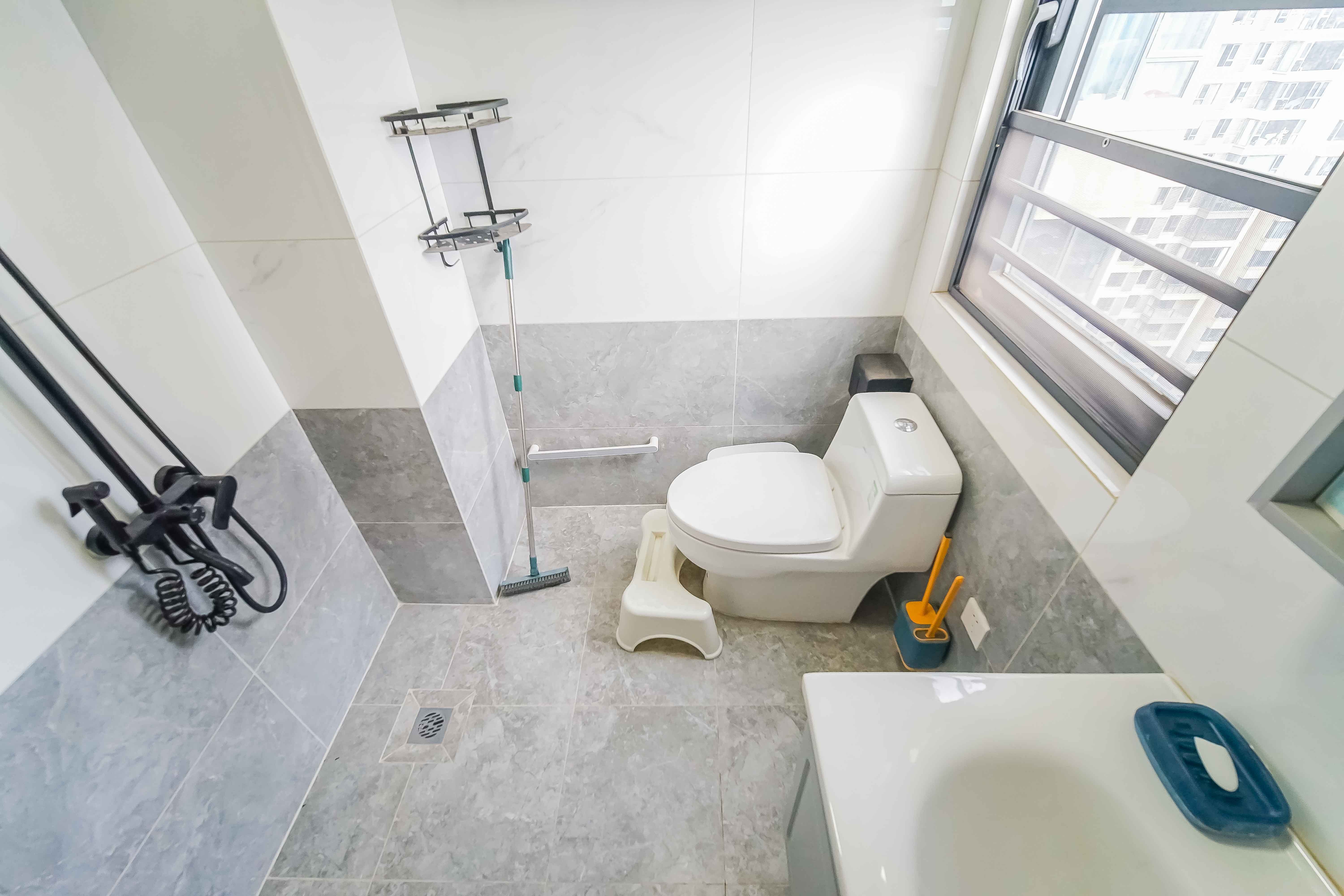 长房东旭国际  3室2厅2卫    140.0万卫生间