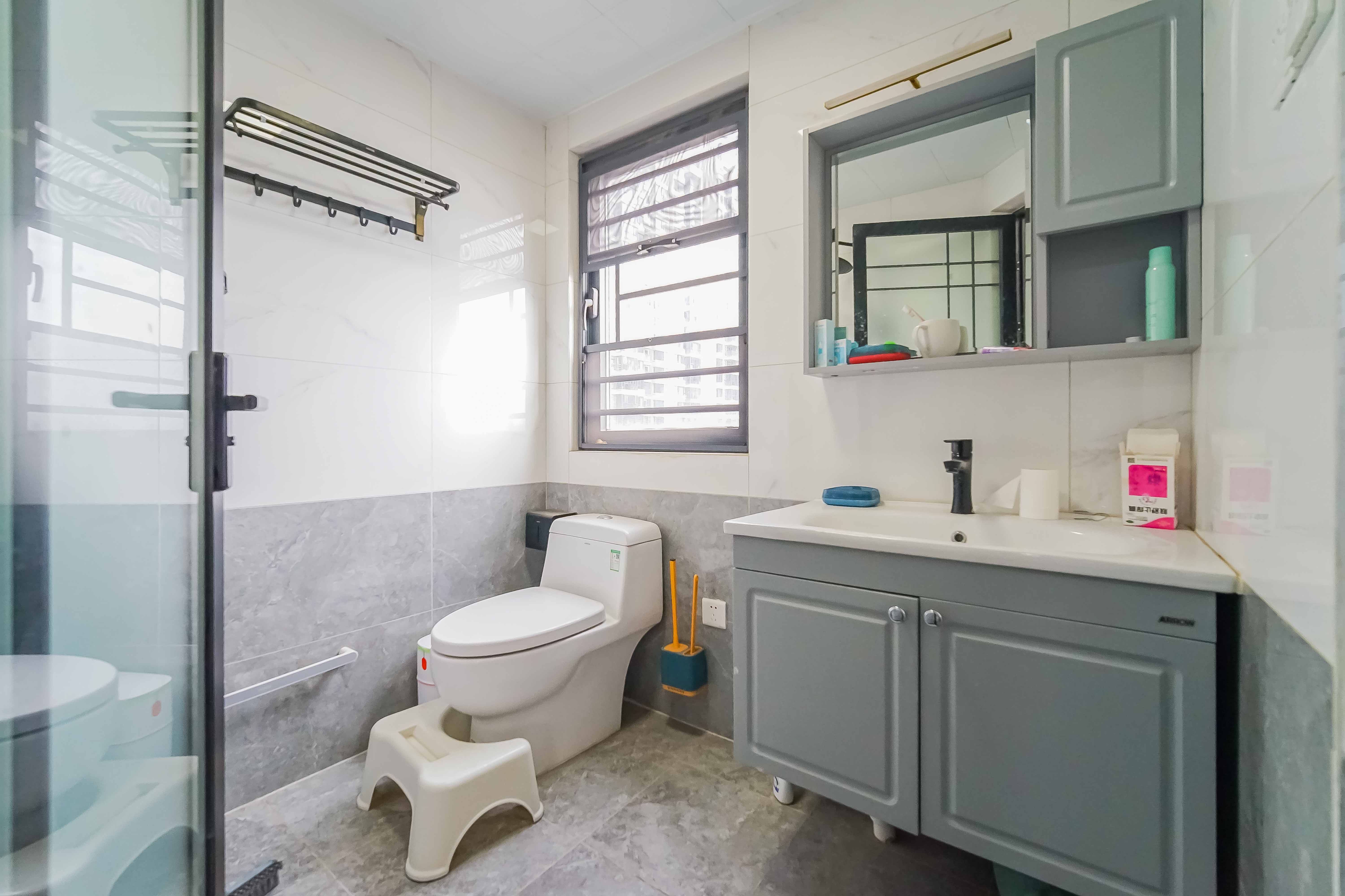 长房东旭国际  3室2厅2卫    140.0万卫生间