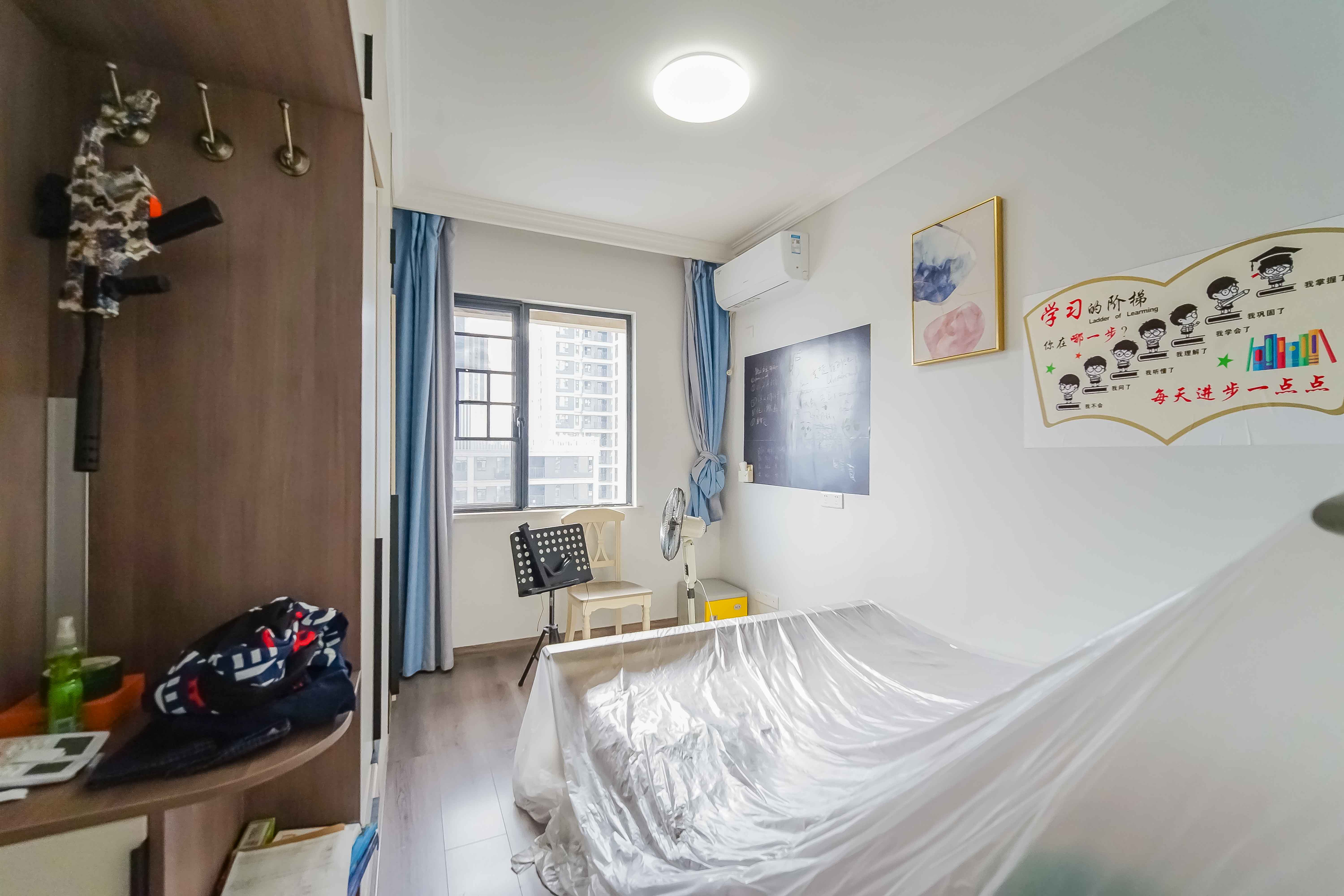 长房东旭国际  3室2厅2卫    140.0万卧室