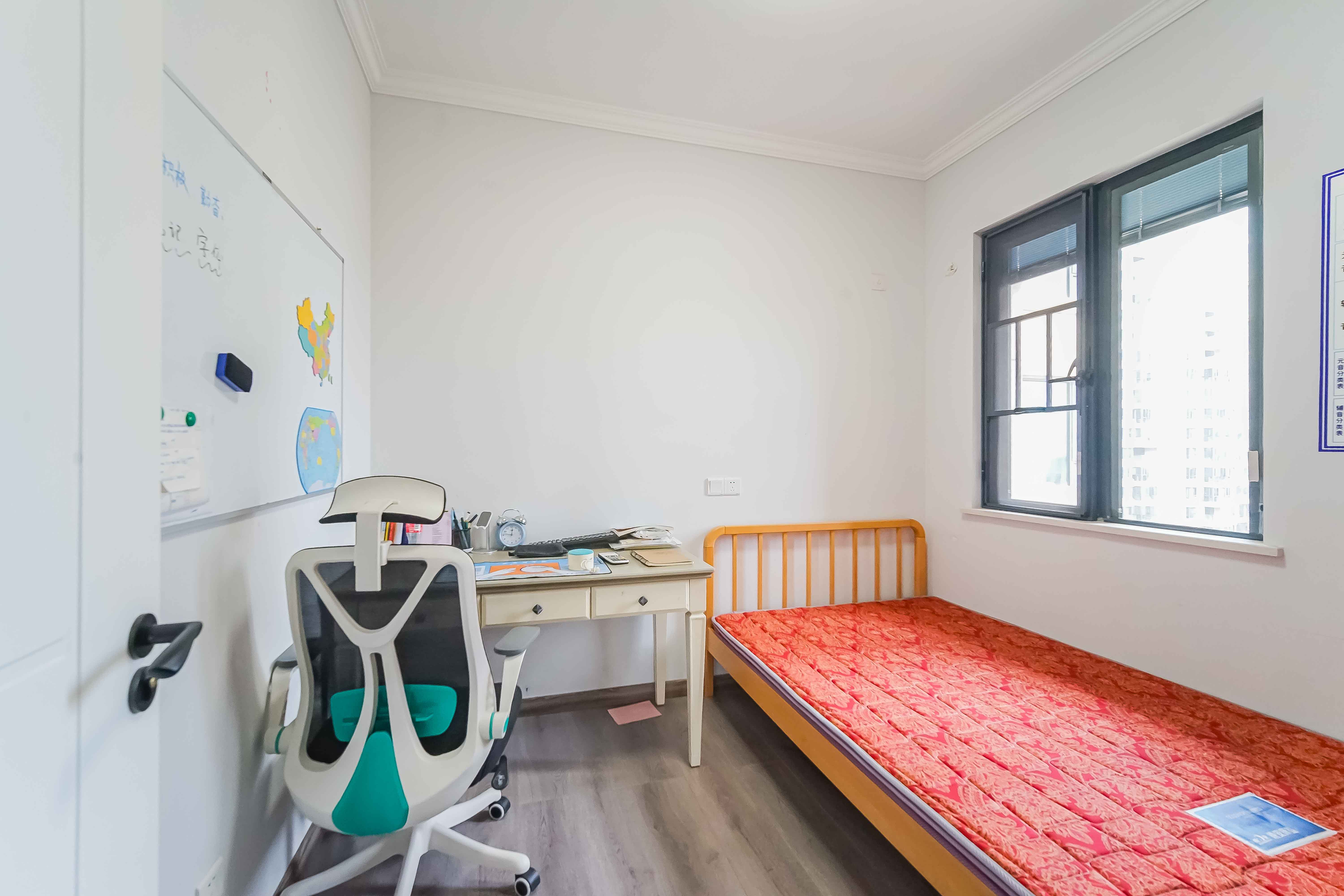 长房东旭国际  3室2厅2卫    140.0万卧室