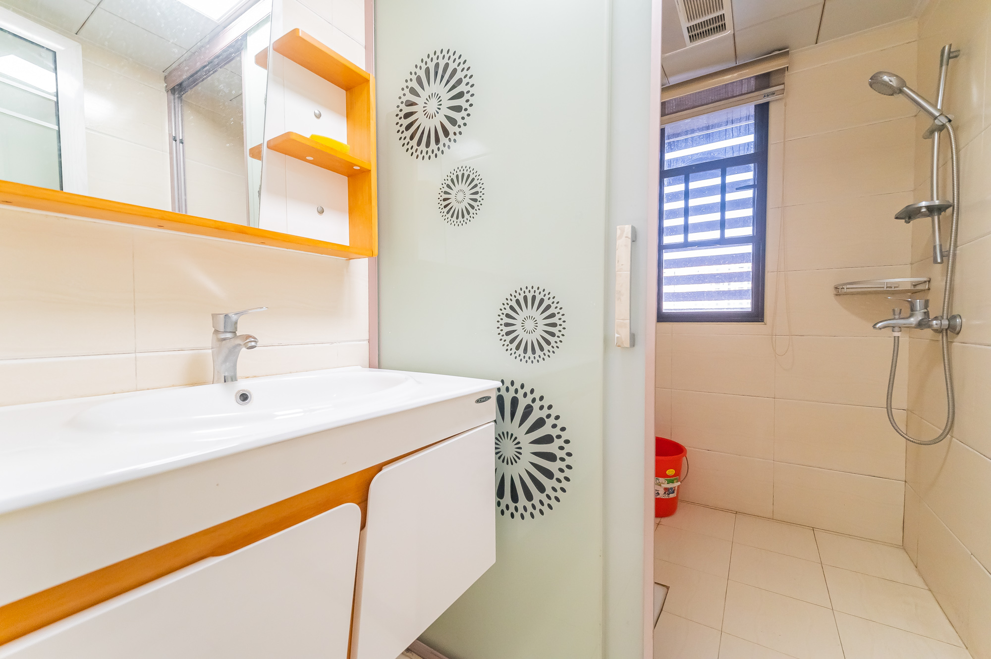 星湖湾一期高层  4室2厅2卫    119.5万卫生间