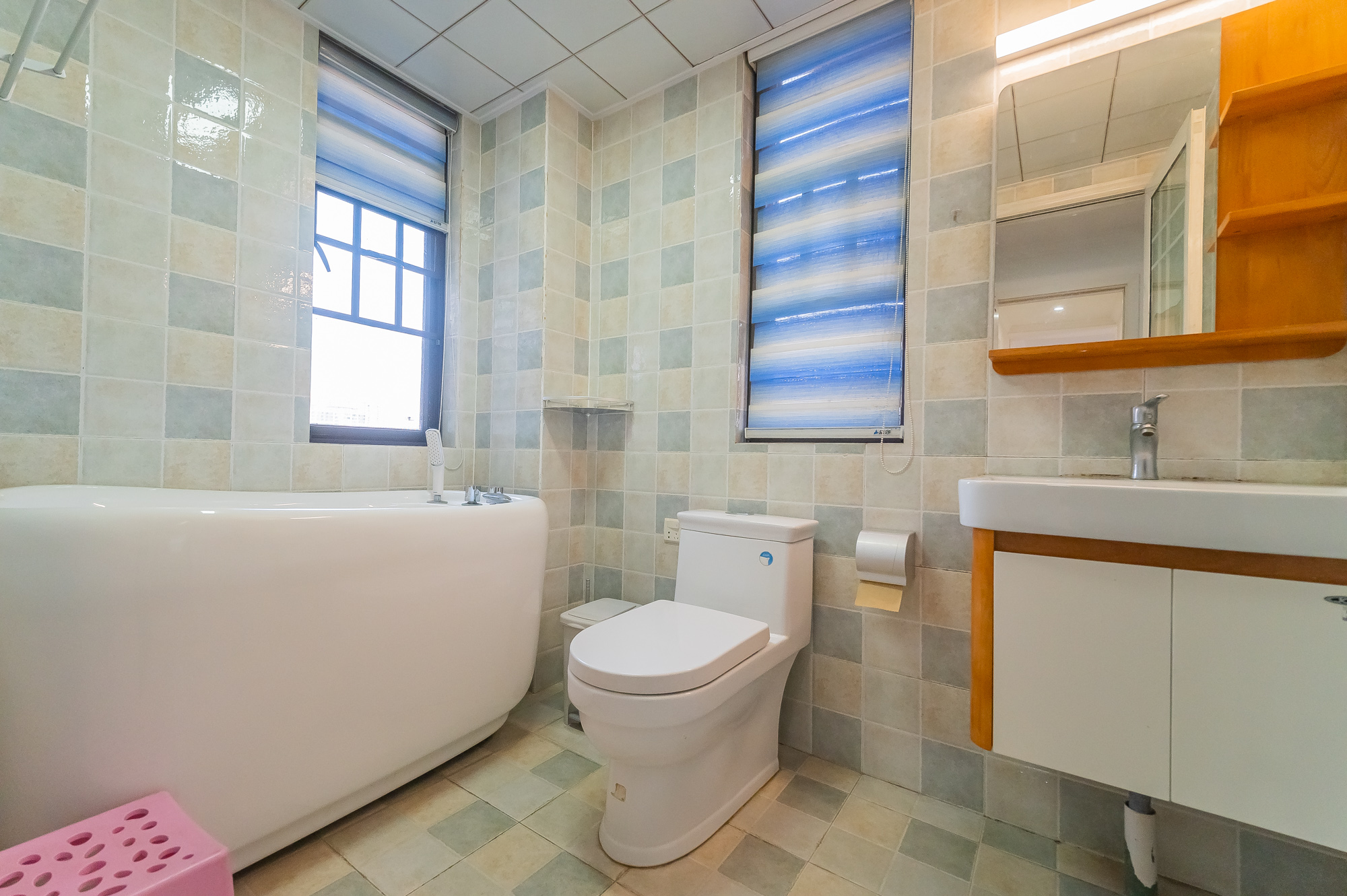 星湖湾一期高层  4室2厅2卫    119.5万卫生间