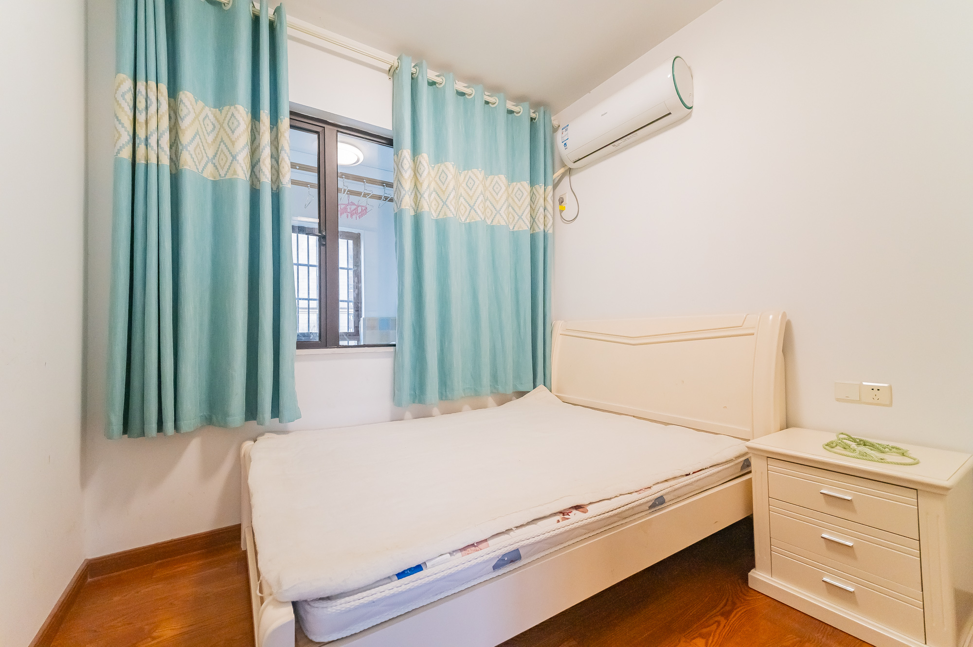 星湖湾一期高层  4室2厅2卫    119.5万卧室