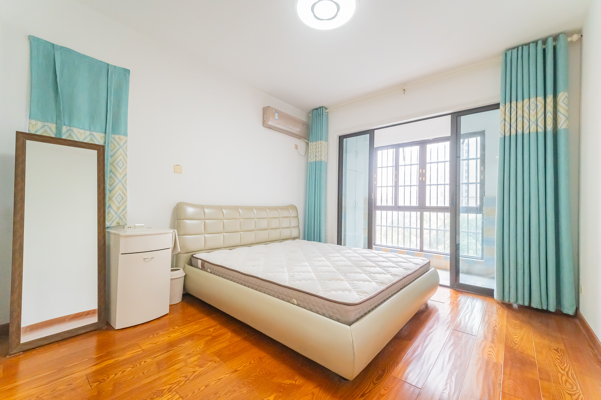 星湖湾一期高层  4室2厅2卫    119.5万卧室