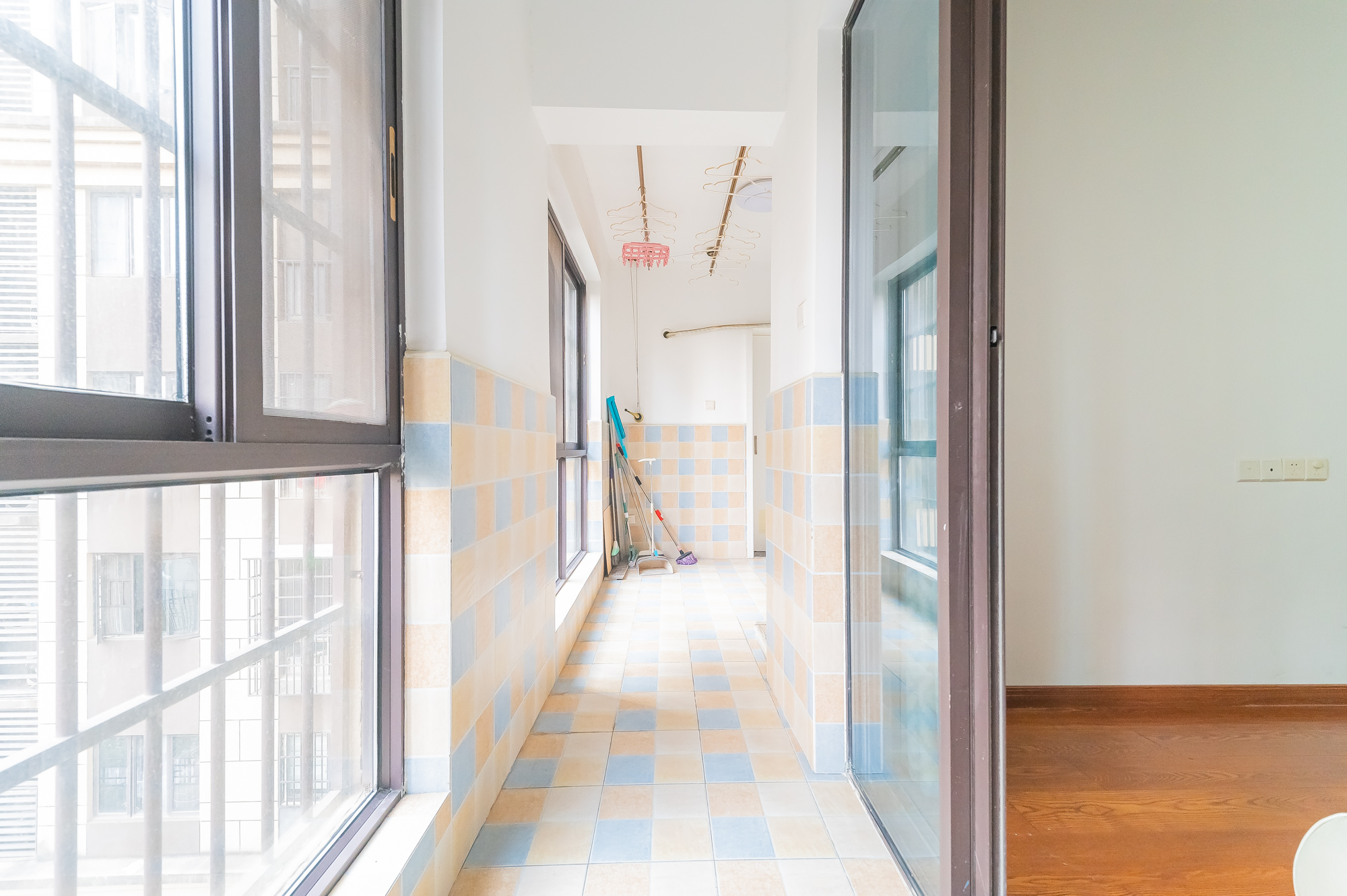 星湖湾一期高层  4室2厅2卫    119.5万阳台