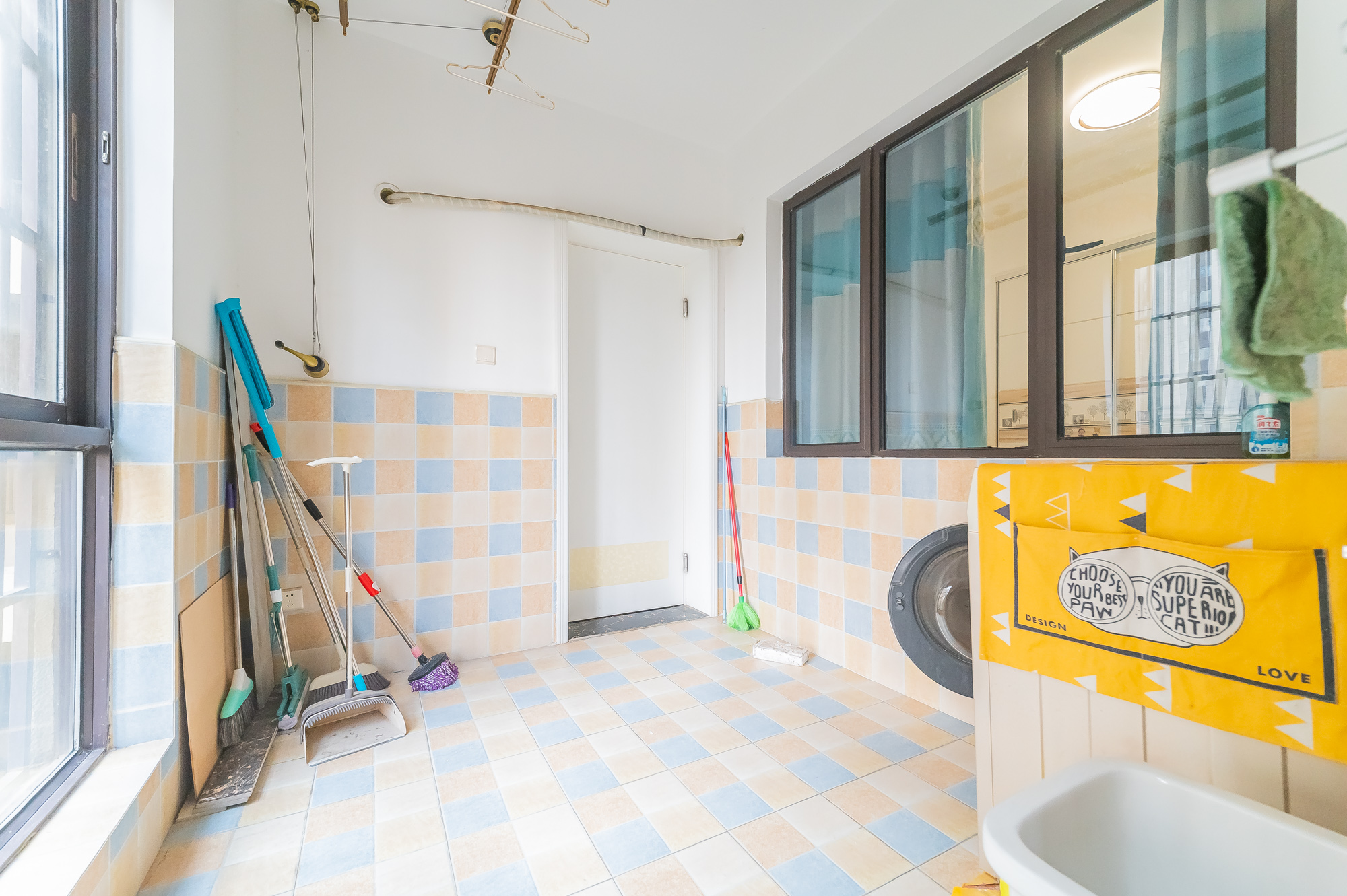 星湖湾一期高层  4室2厅2卫    119.5万阳台