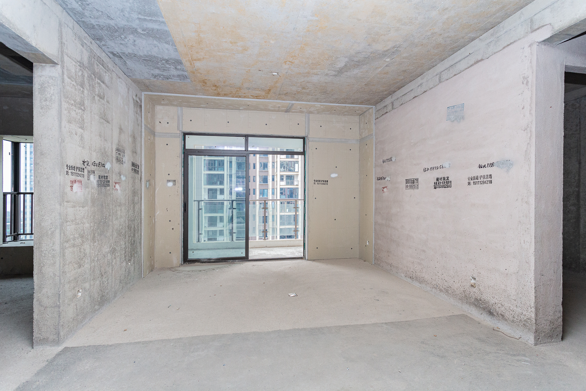 润和湘江天地E区 4室2厅2卫 170.0万 润和湘江天地E区 4室2厅2卫 170.0万客厅